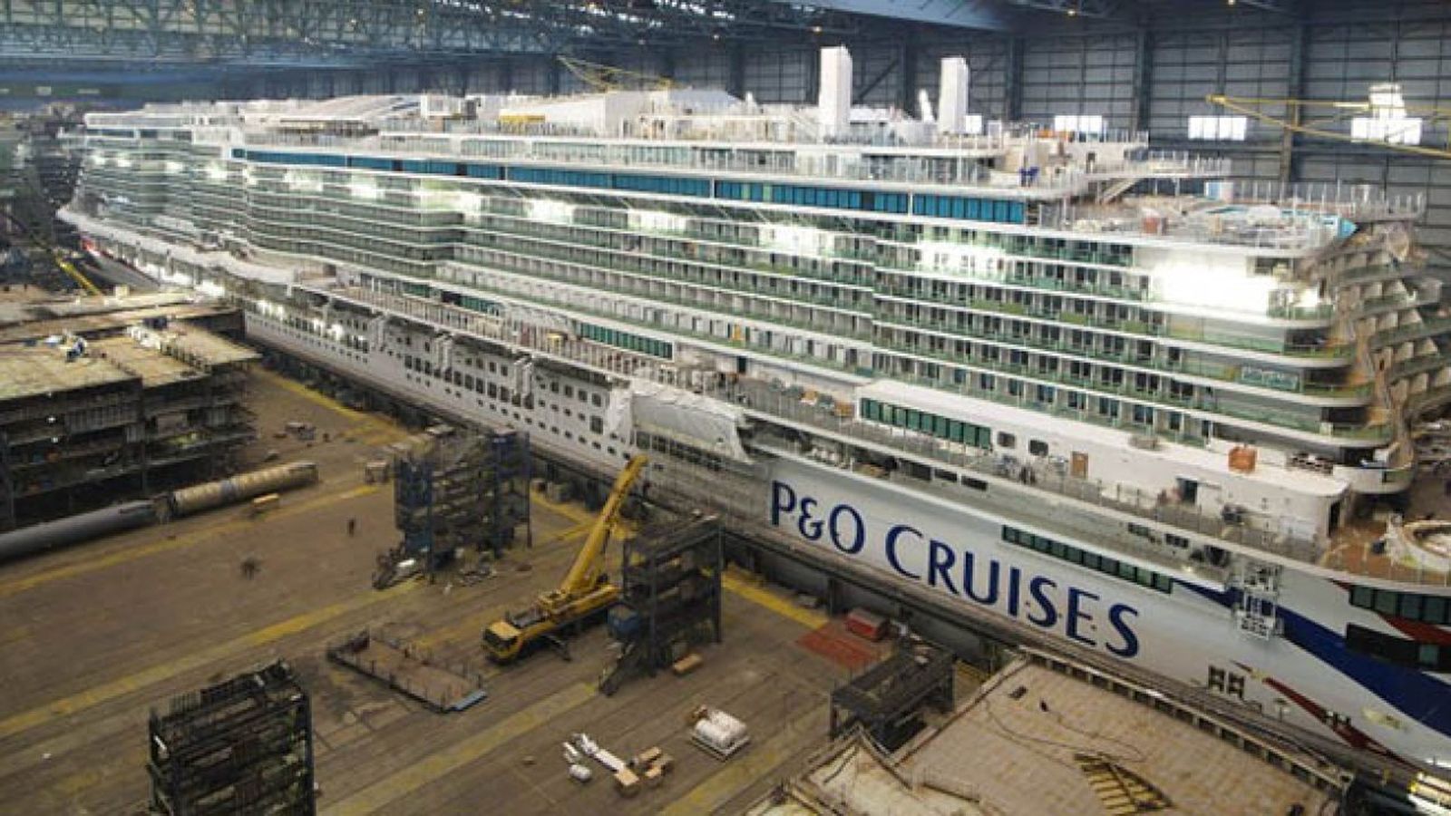 El Arvia, de la naviera P&O Cruises, durante su estancia en el astillero, antes de su puesta a flote