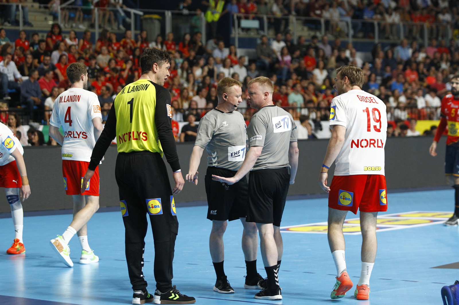 Imágenes del España-Dinamarca de la EHF Euro Cup de balonmano, en Almería