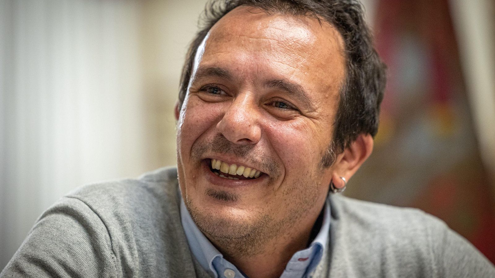 Kichi se ríe en el transcurso de la entrevista.