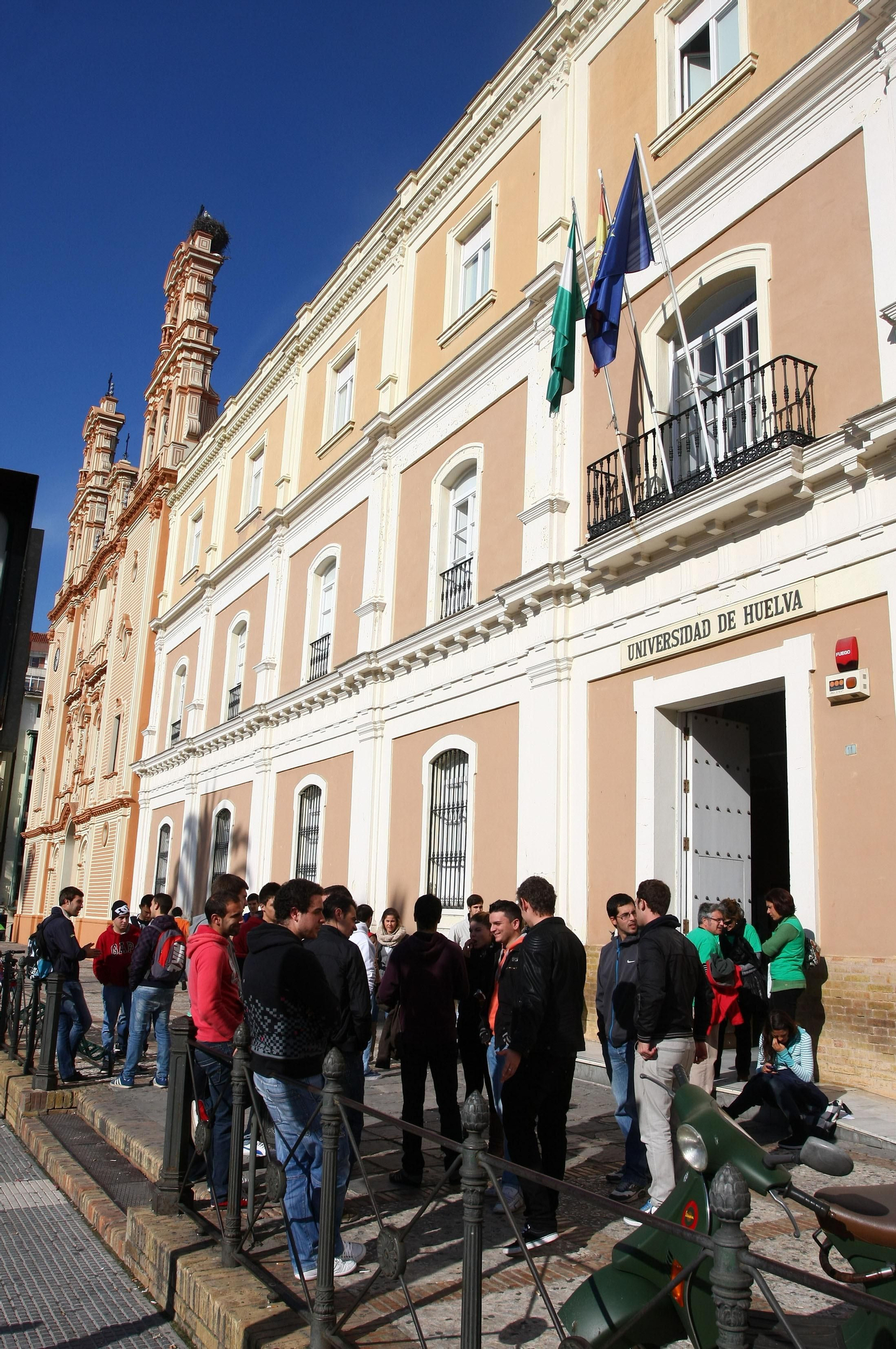 Alumnos en el exterior del Campus de la Merced.
