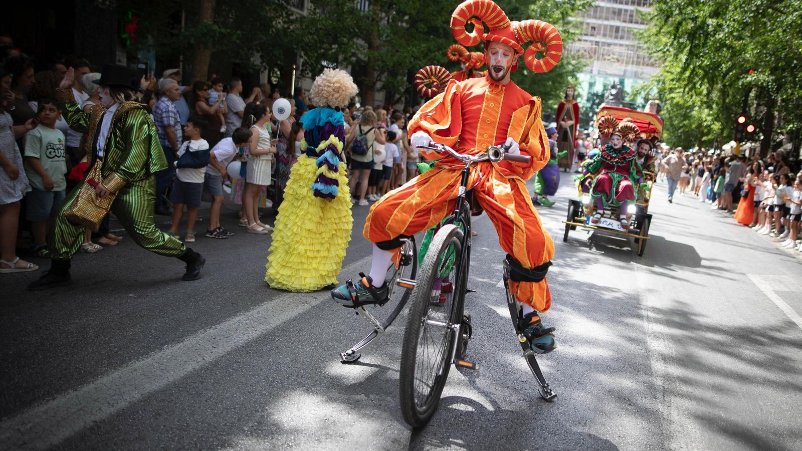 Personajes circenses en la apertura del cortejo.