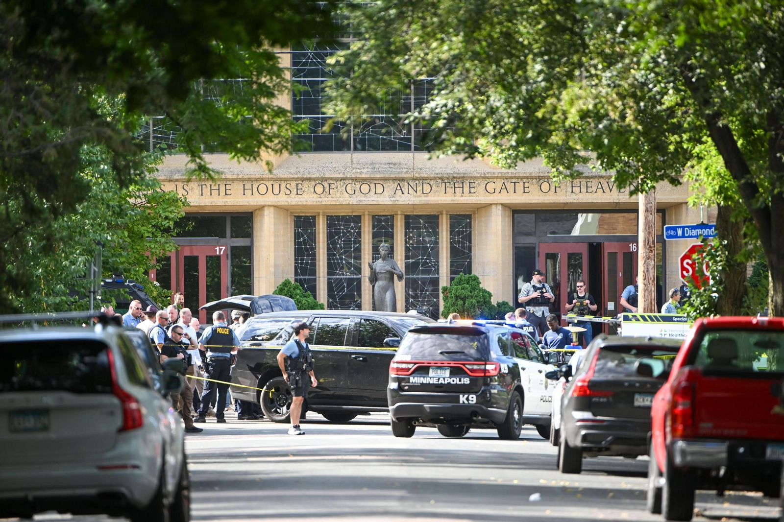 Dos niños muertos y 17 heridos en un ataque a una escuela católica de Minneapolis.