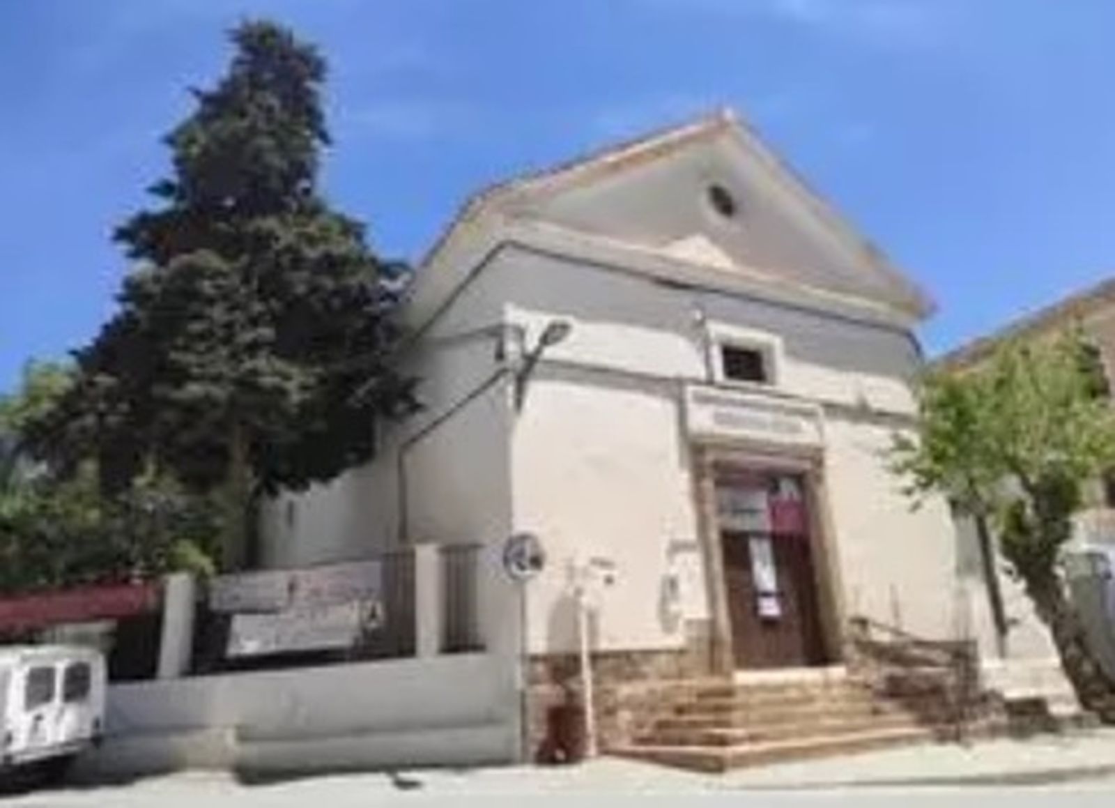 Arranca el arreglo de la iglesia de Talará (Granada), donde los vecinos celebran misa en la calle