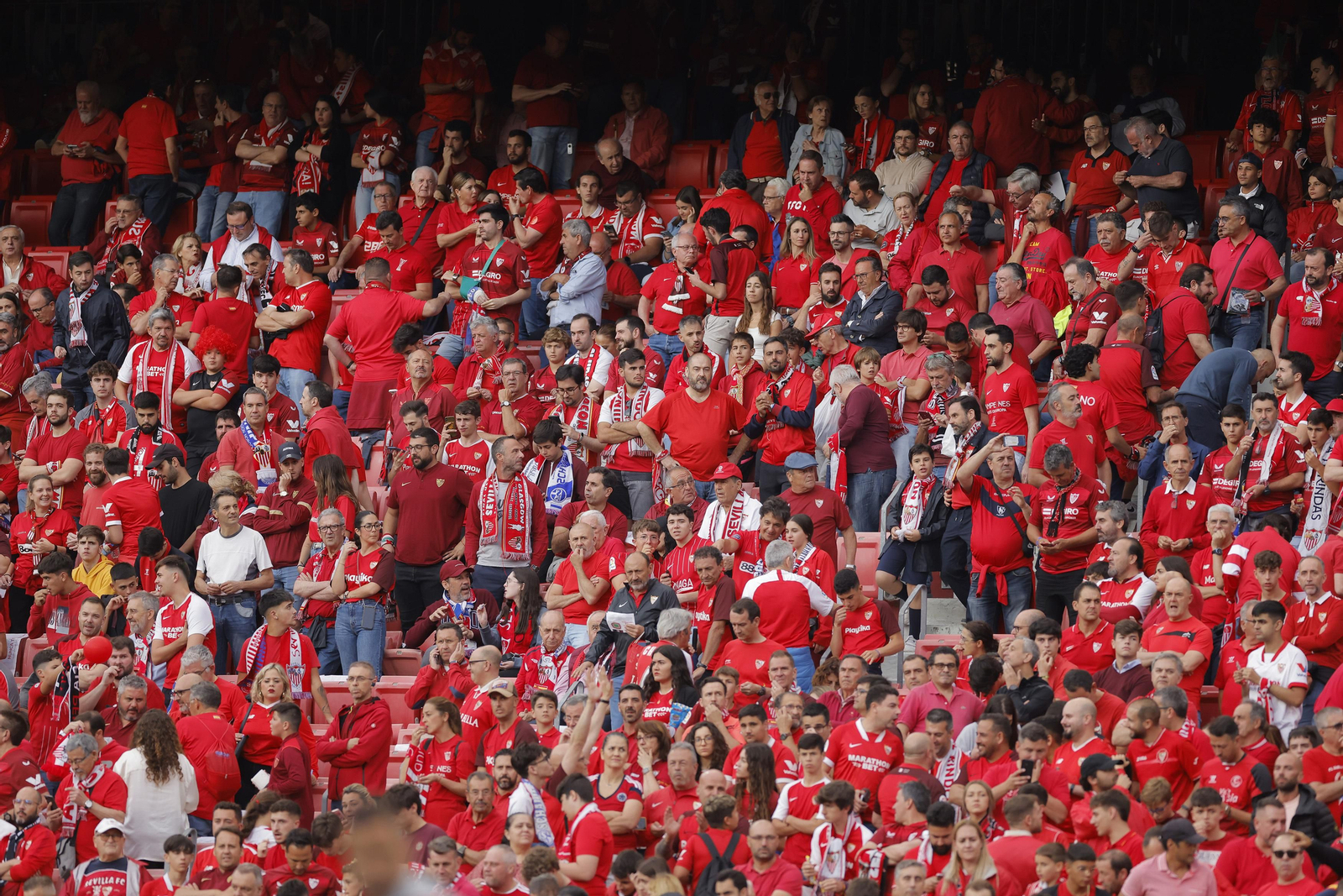 Búscate en las fotos del Sevilla-Juventus
