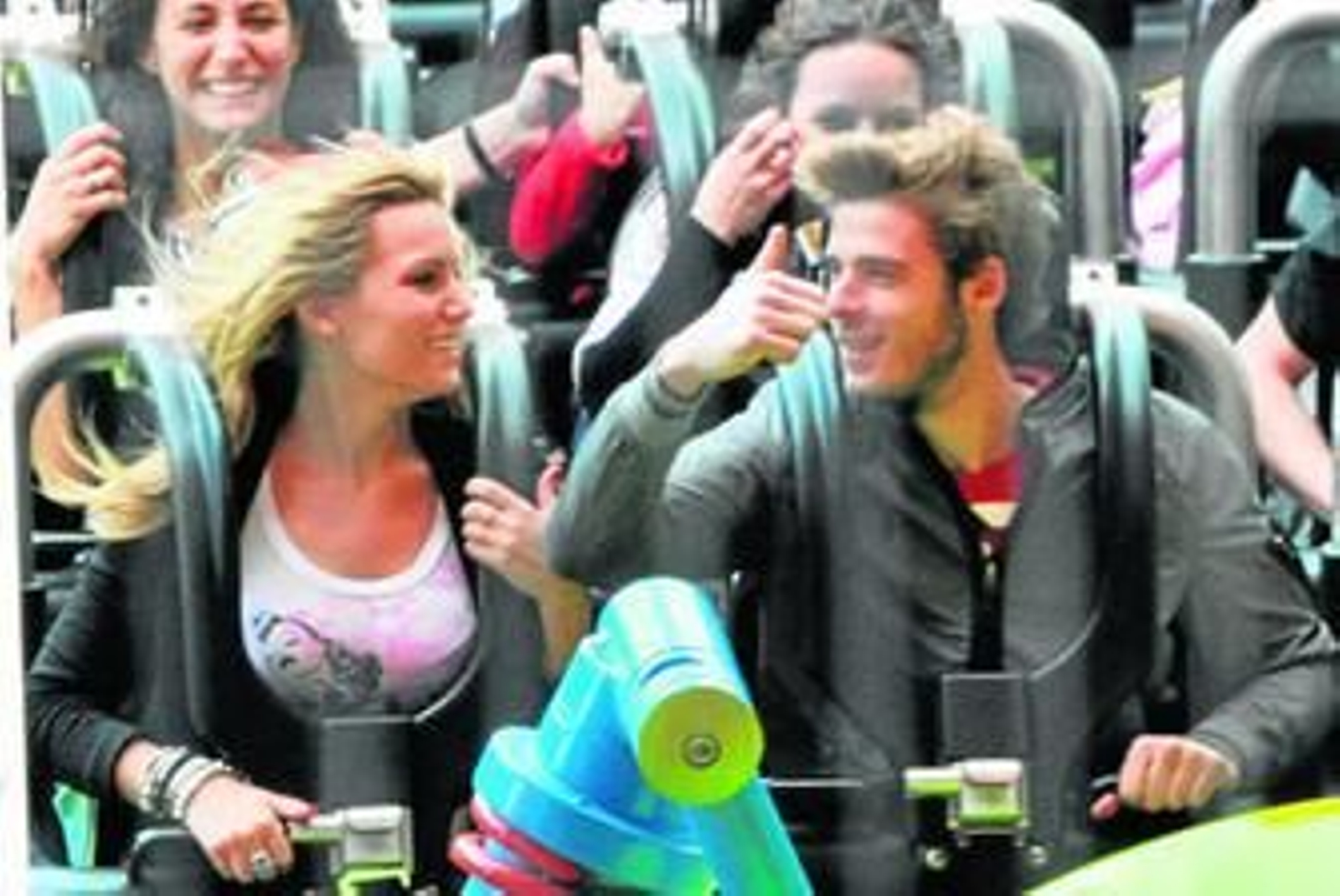 La pareja, fotografiada junta en un parque de atracciones.