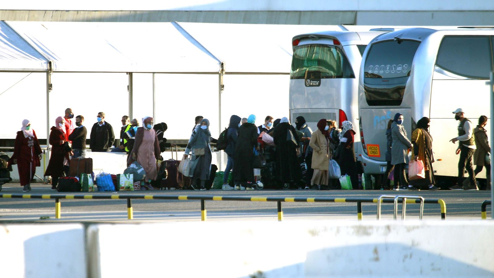 Llegada de temporeras marroquíes al puerto de Algeciras.