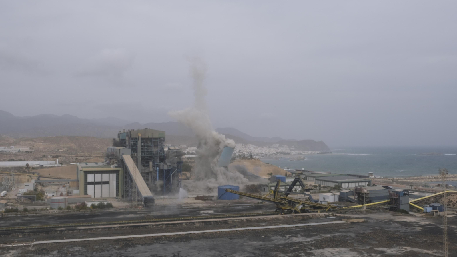 El derribo de la Torre Litoral de Endesa en Carboneras, en imágenes