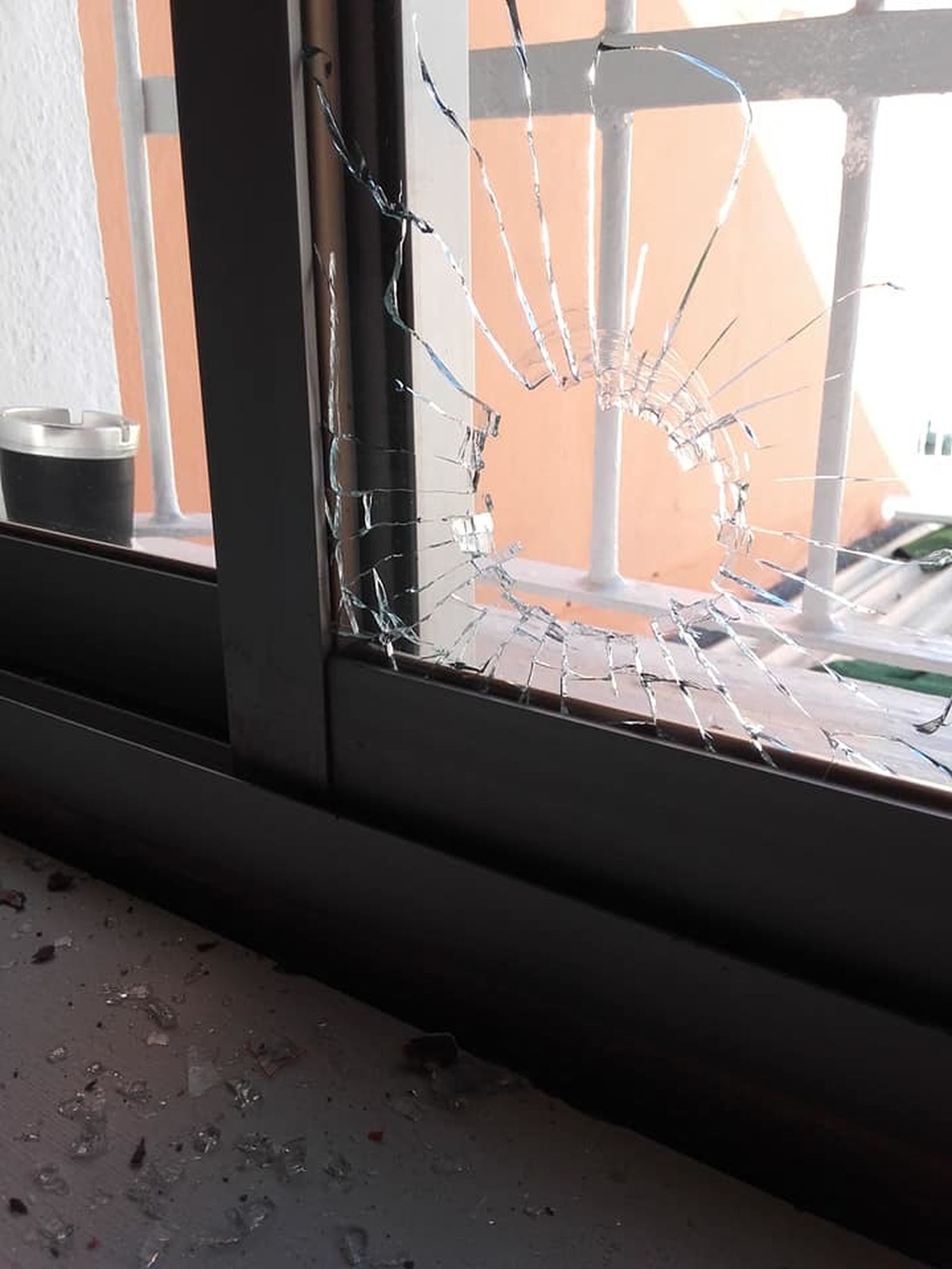 El impacto de un proyectil en una ventana, el pasado sábado.