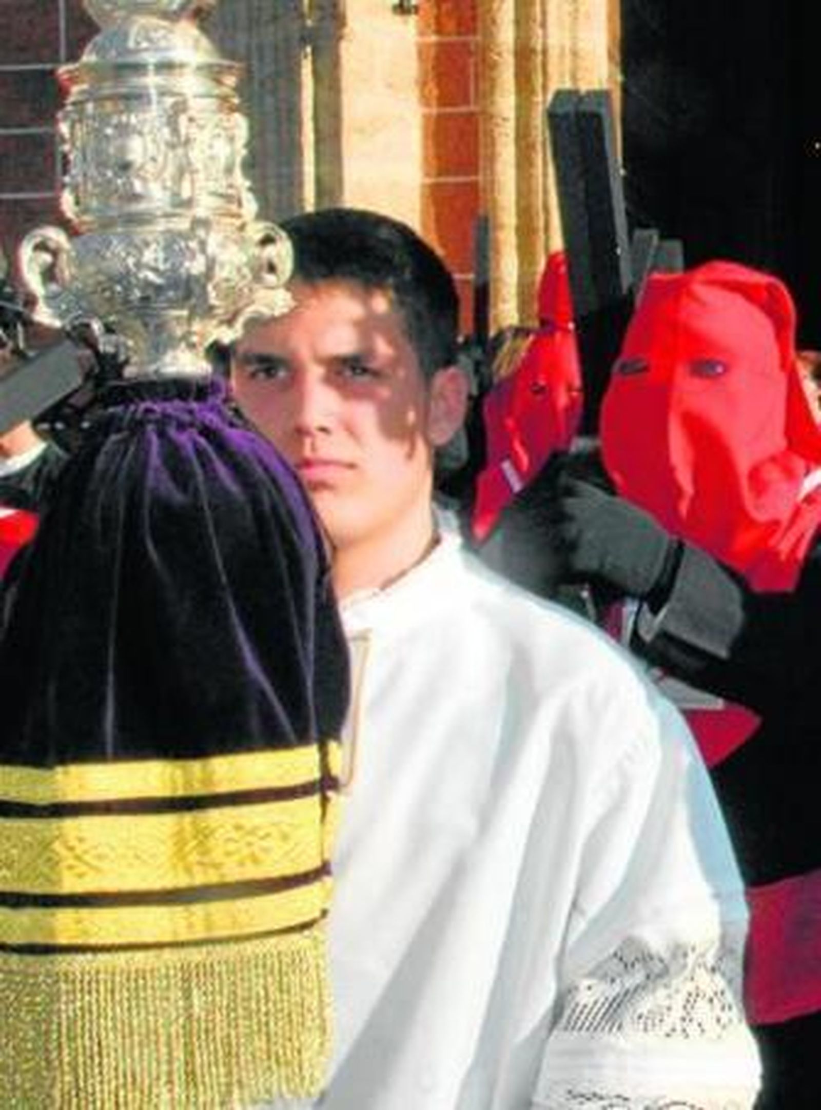 Penitentes tras la cruz parroquial de la archicofradía de Jesús de Medinaceli.