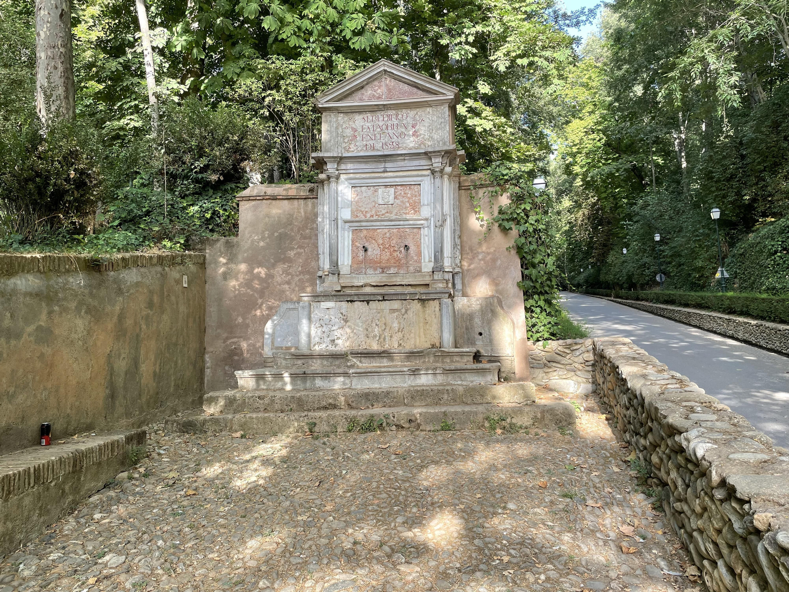 Fuente al inicio del camino