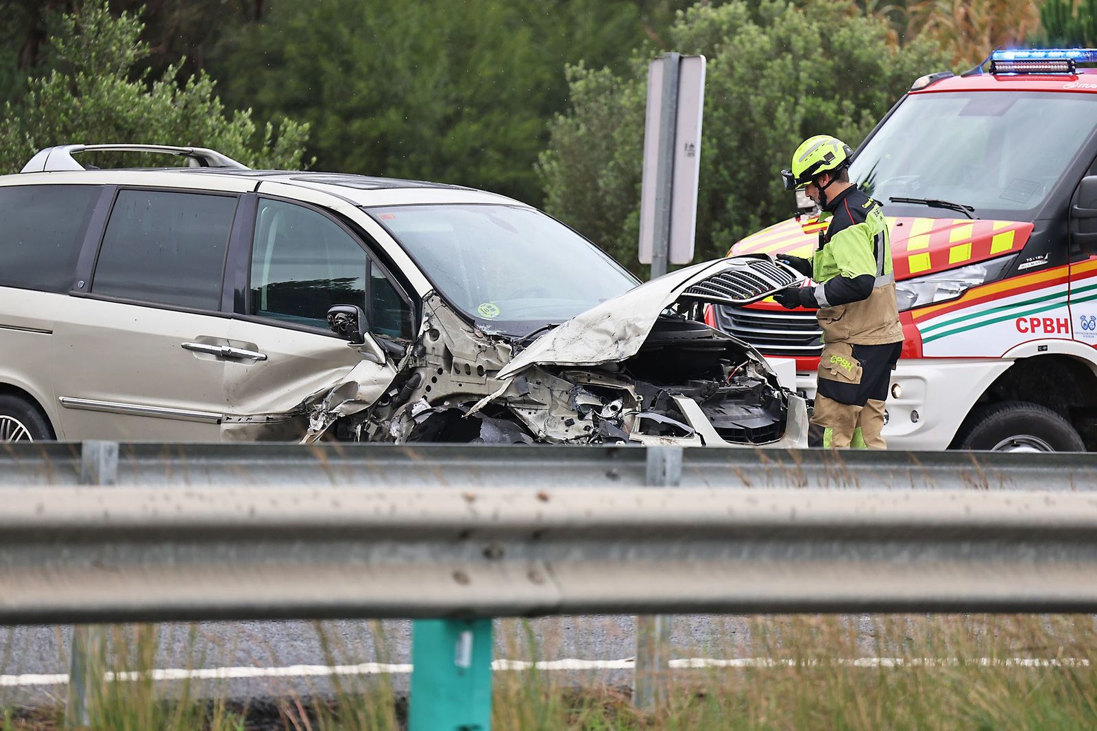 Efectivos de emergencias en el lugar de un accidente de tráfico en Huelva.