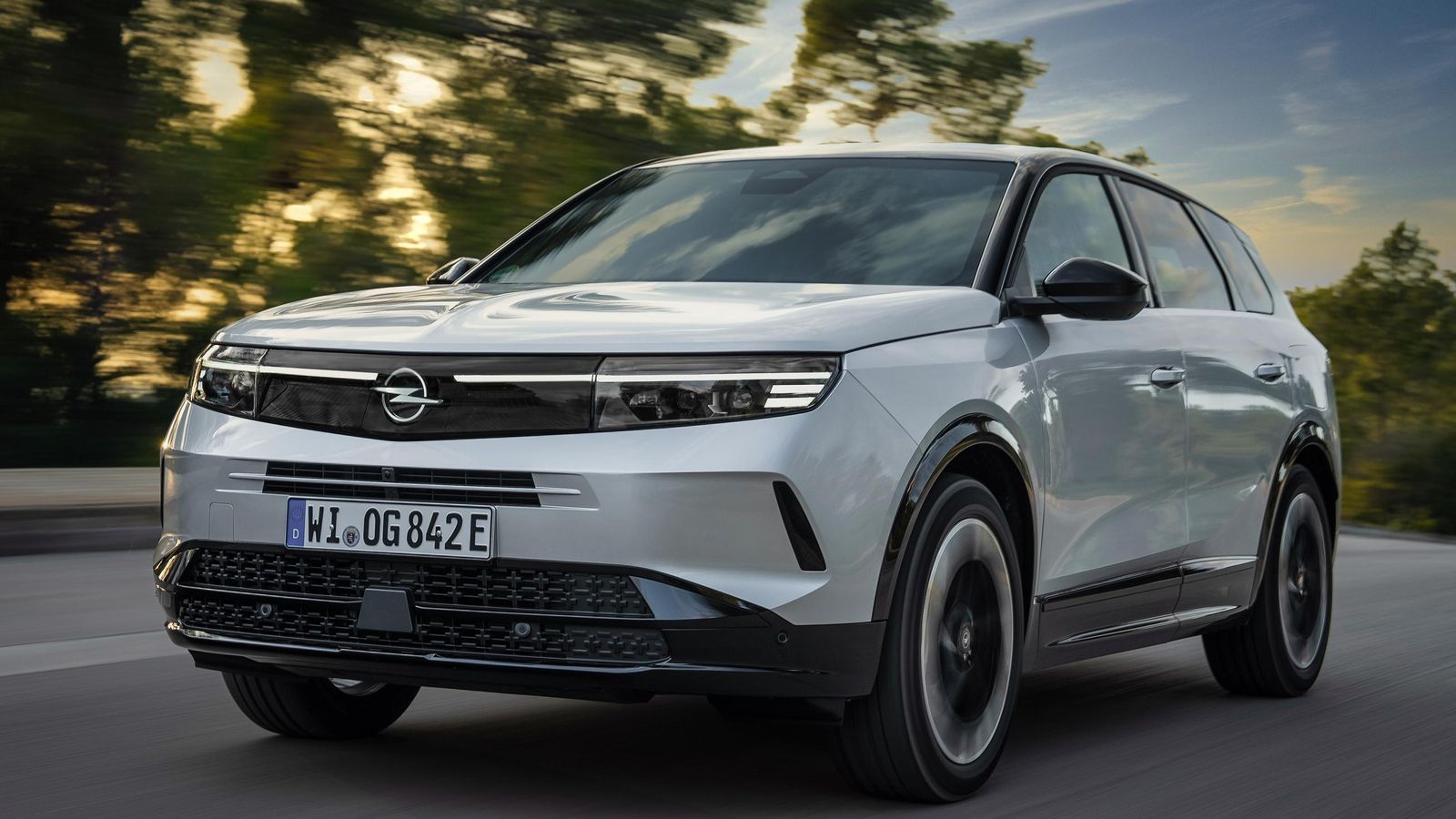 A las versiones eléctricas y microhíbridas, el Grandland, el modelo de mayor tamaño de Opel, incorpora ahora una competitiva versión híbrida enchufable de 195 CV.