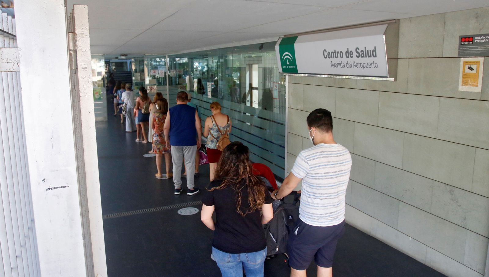 Cola de usuarios en la entrada del centro de salud Aeropuerto.