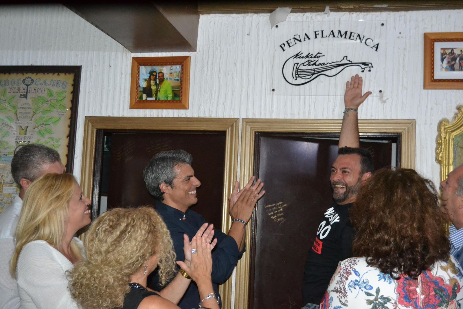 Kukito Ochoa señala el cartel con su nombre que se ha colocado en la peña Chato de La Isla.