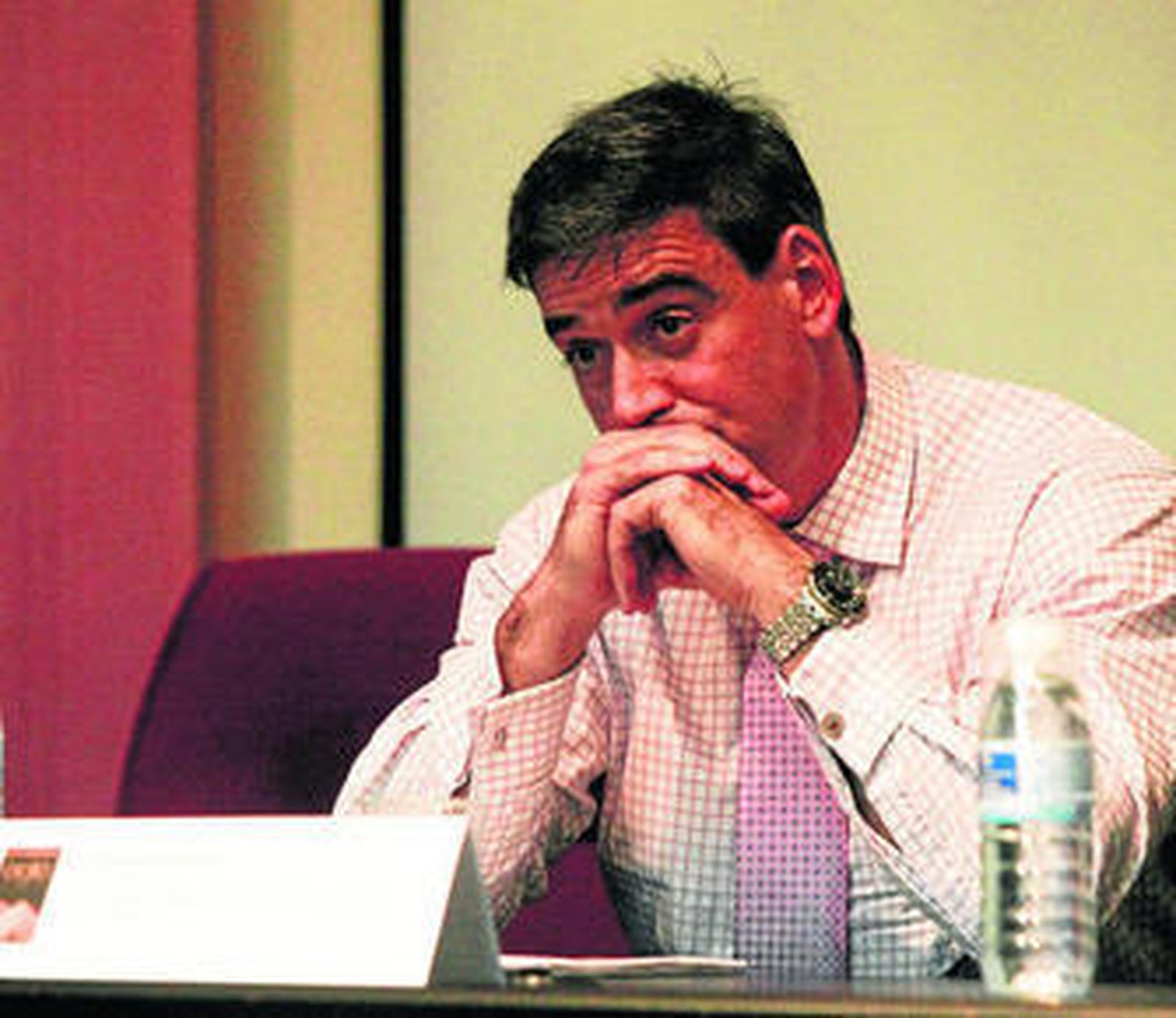 Imagen de Daniel Feetham durante su intervención, ayer en los XVIII Cursos de Otoño.