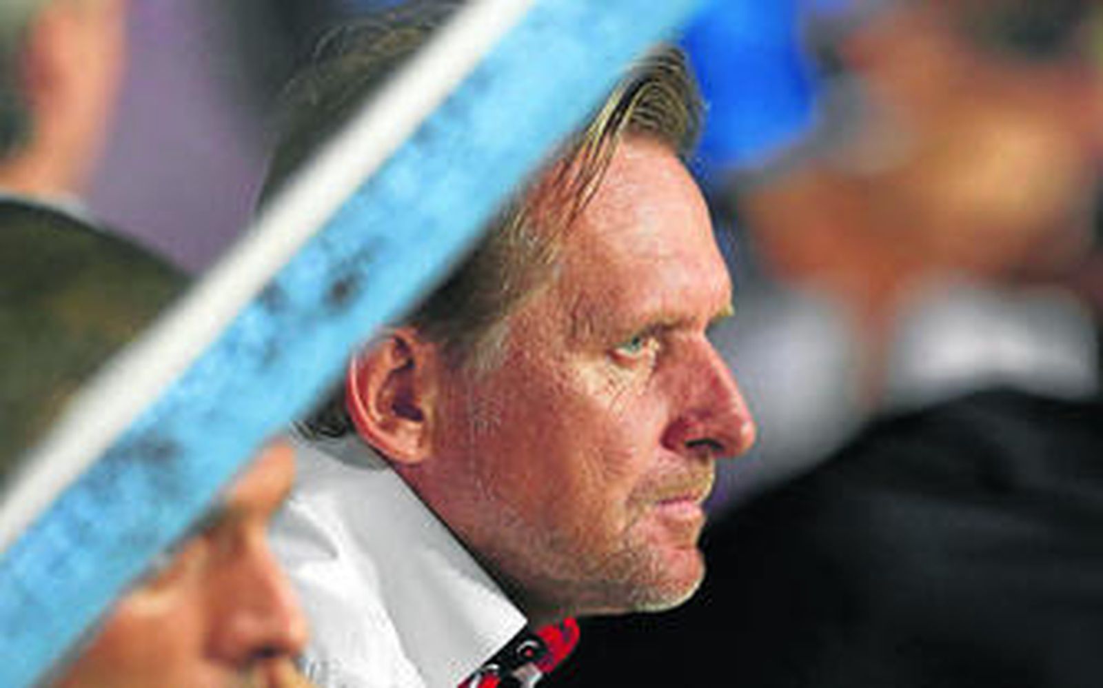 Schuster observa el partido con atención.