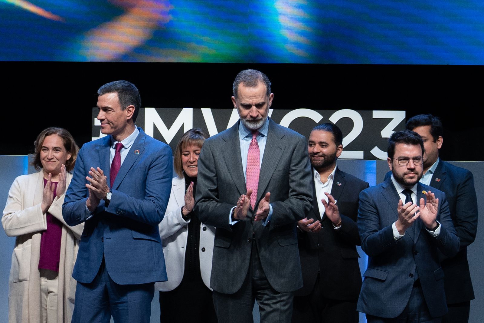 El Rey posa en el Mobile World Congress de Barcelona, flanqueado por Pedro Sánchez y Pere Aragonès.