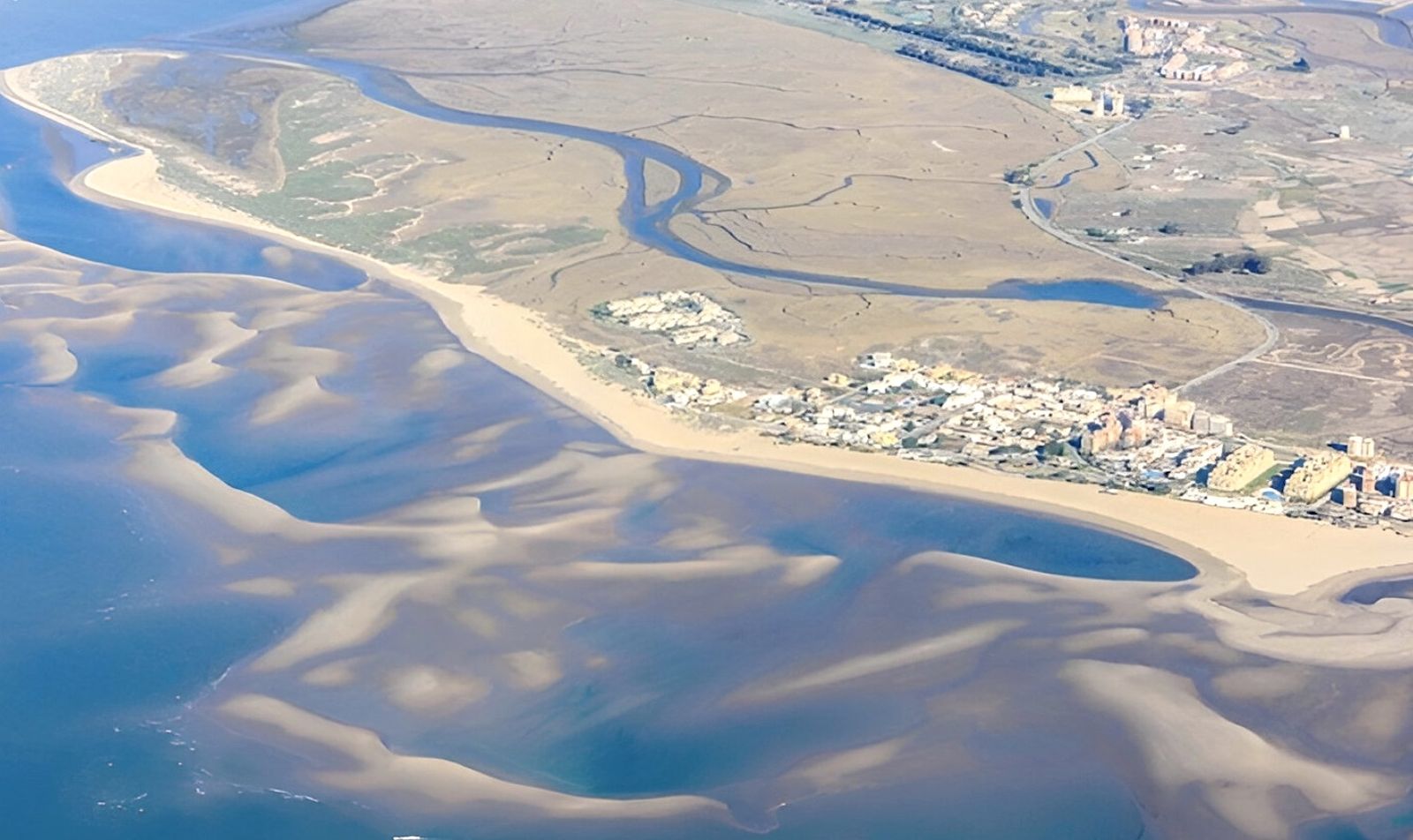 Agua limpia, arena dorada y kilómetros para caminar: Así es la playa de Huelva que no cubre