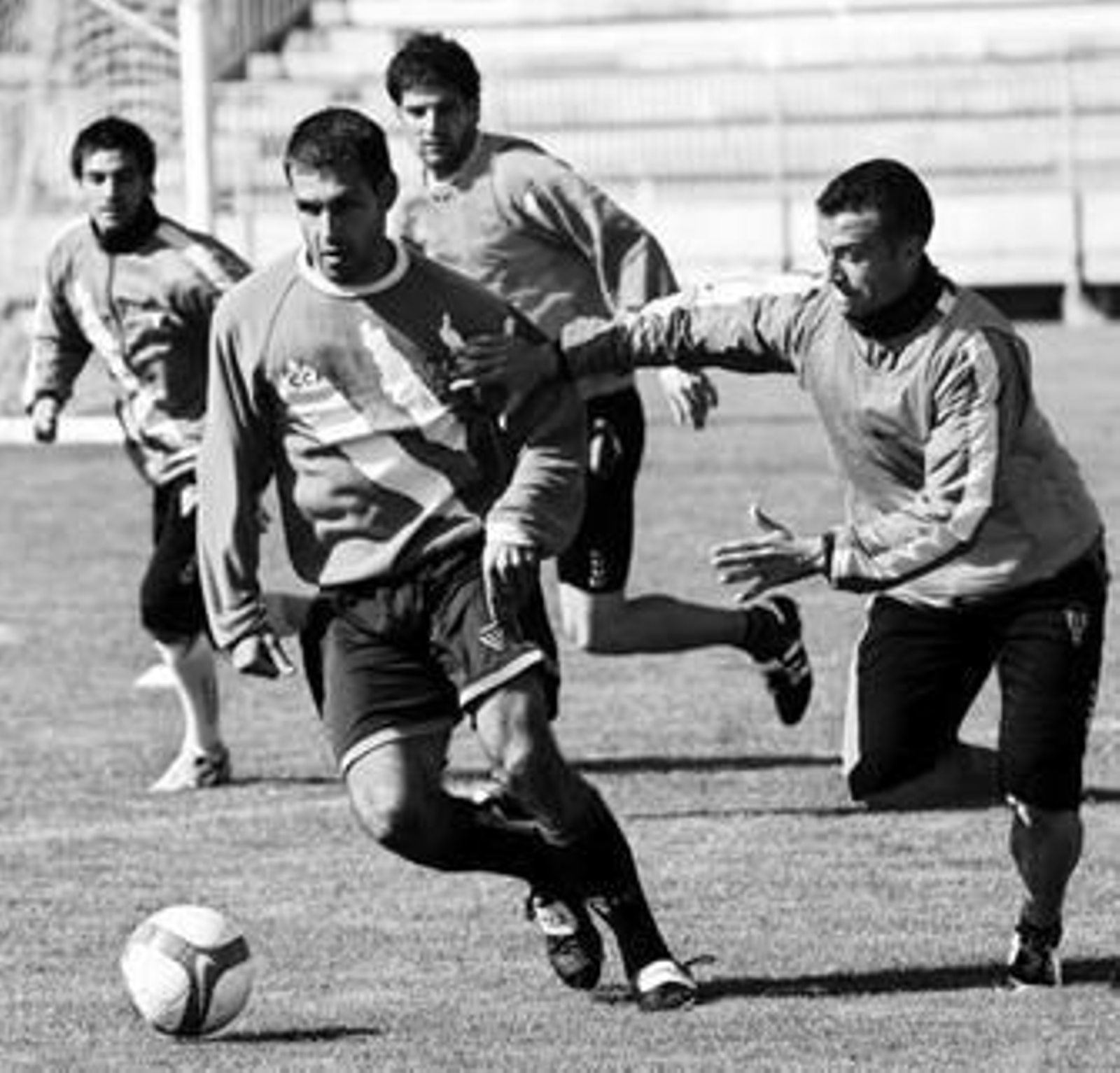Javi Casas sale al paso de Pepe Díaz durante el entrenamiento de ayer celebrado en la Ciudad Deportiva.
