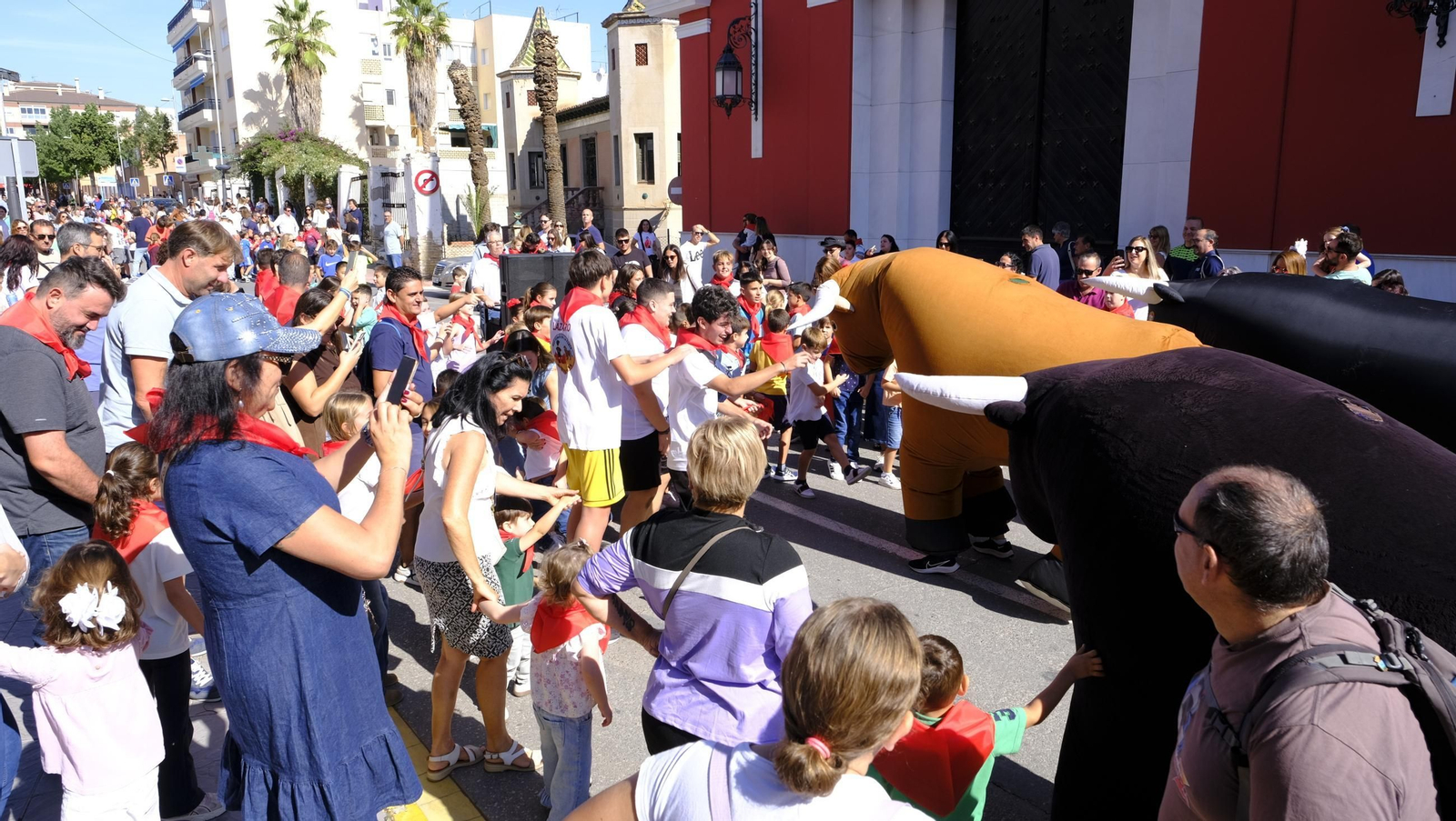Encierro infantil y gigantes y cabezudos en las Fiestas de Huércal Overa, en imágenes