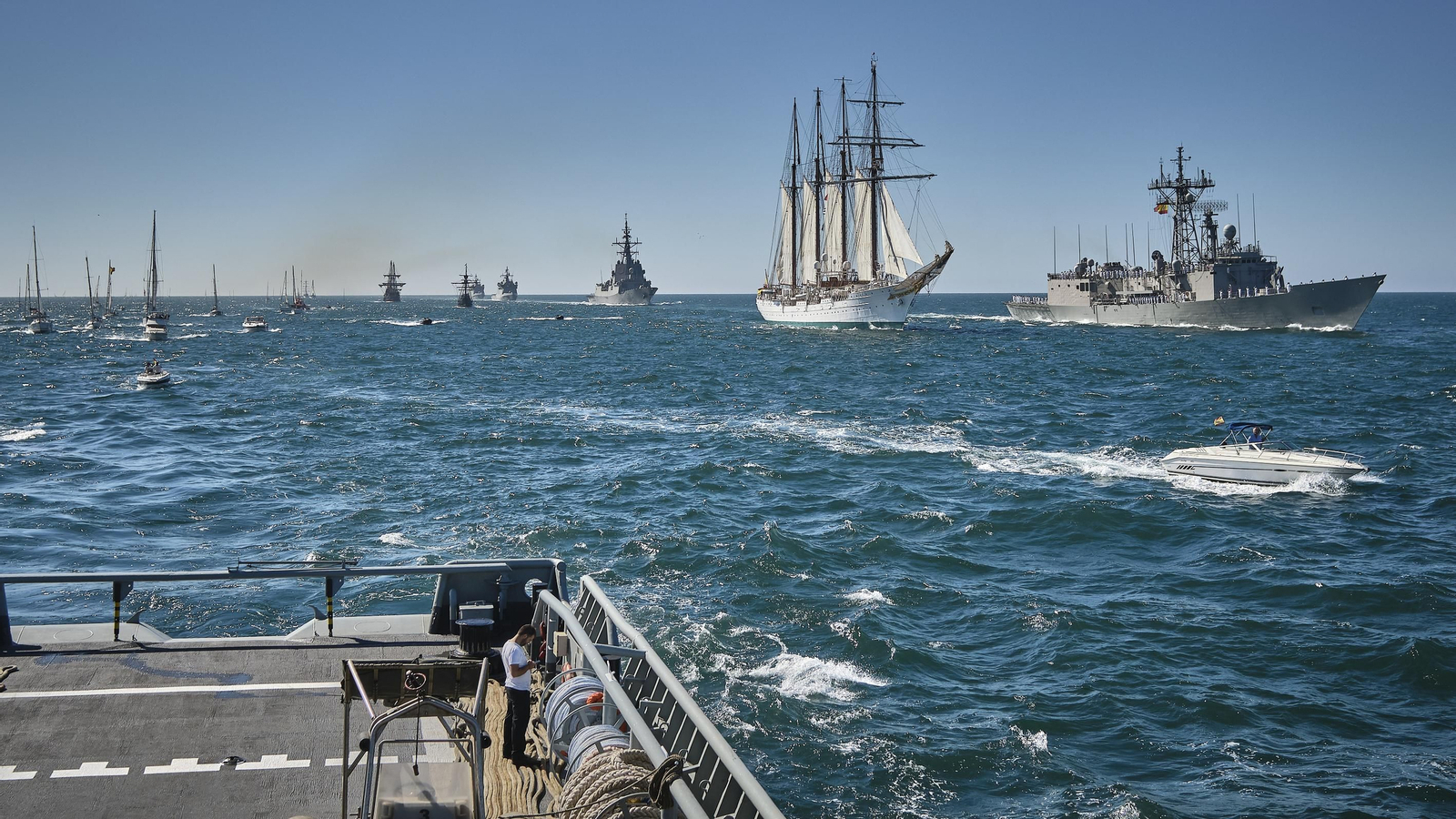 Parada naval y aérea en homenaje a Elcano en aguas de Sanlúcar. Parada naval y aérea en homenaje a Elcano en aguas de Sanlúcar.