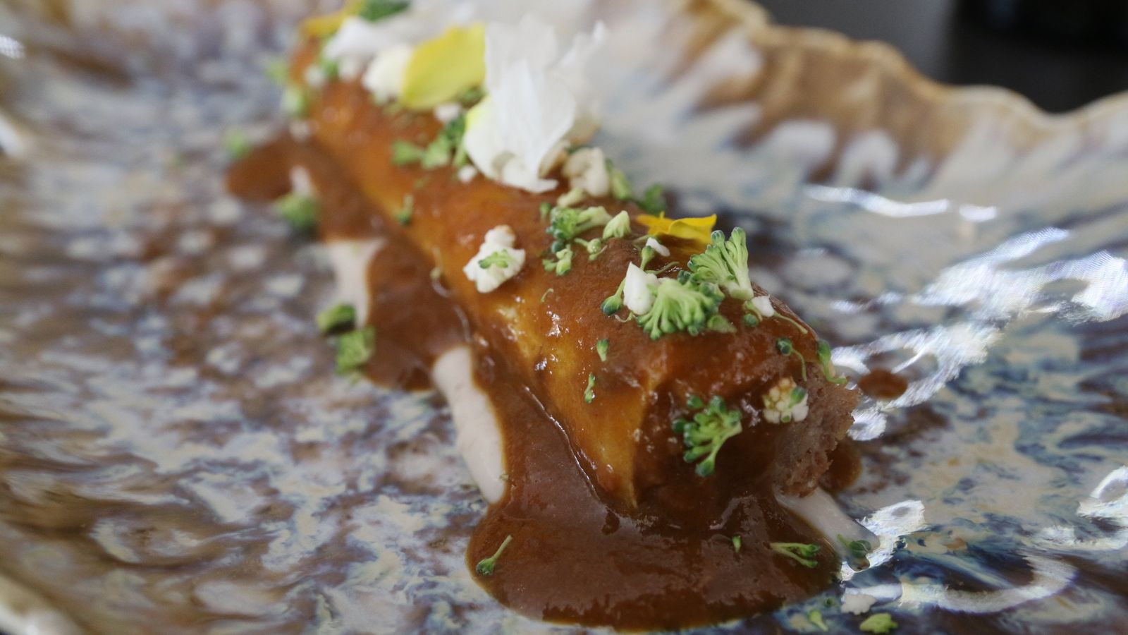 Canelón de rabo de toro son salsa de trufa, homenaje al mundo taurino