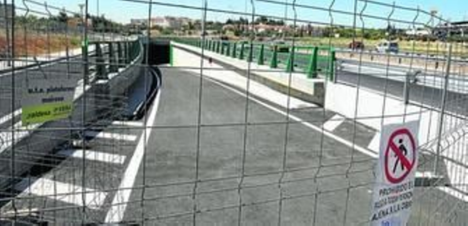 La salida del túnel en dirección a Sevilla por la autovía A-8057 sigue cerrada con una valla de obra.