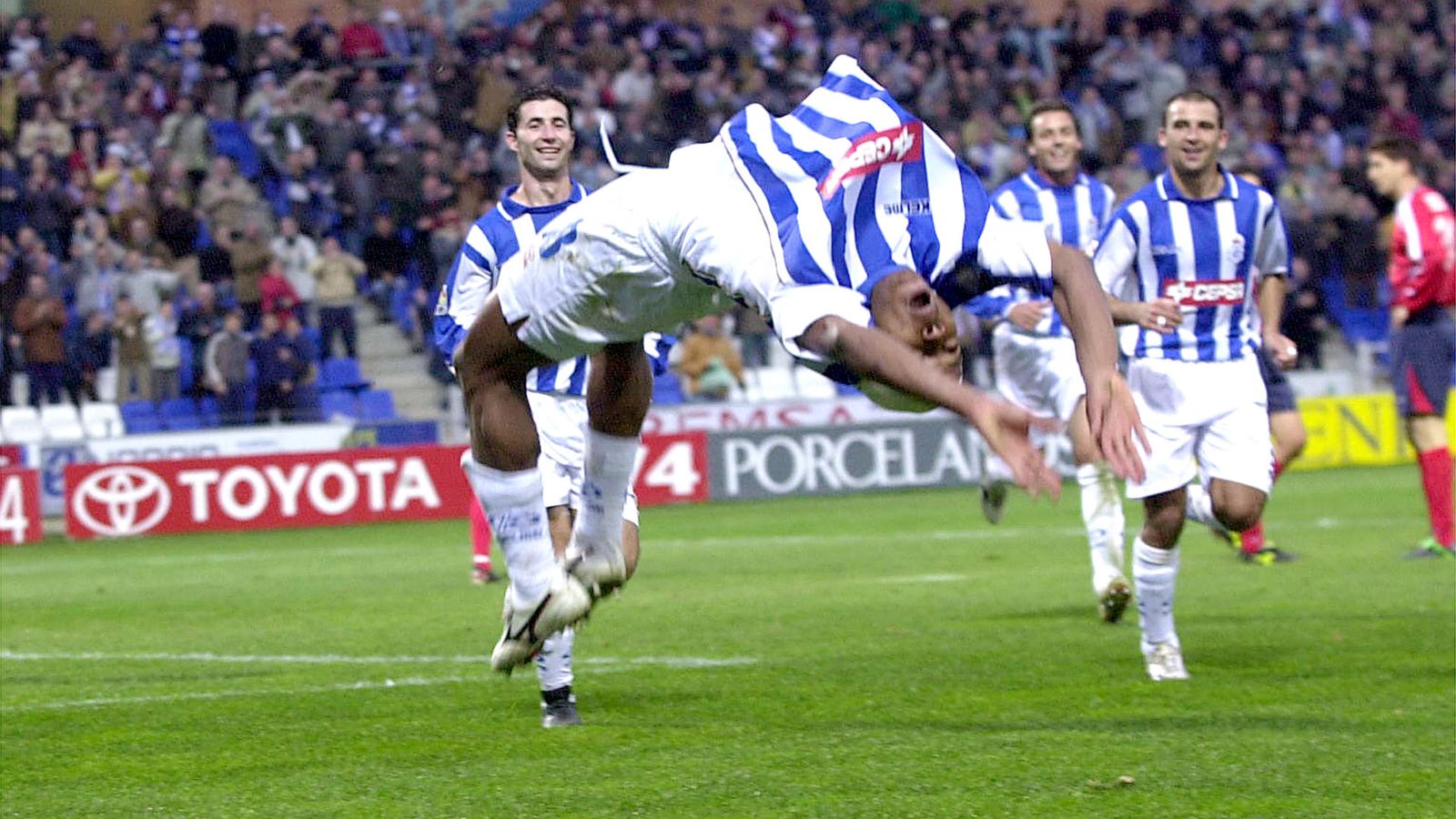 Ikechukwu Uche celebra uno de sus goles con el Decano.