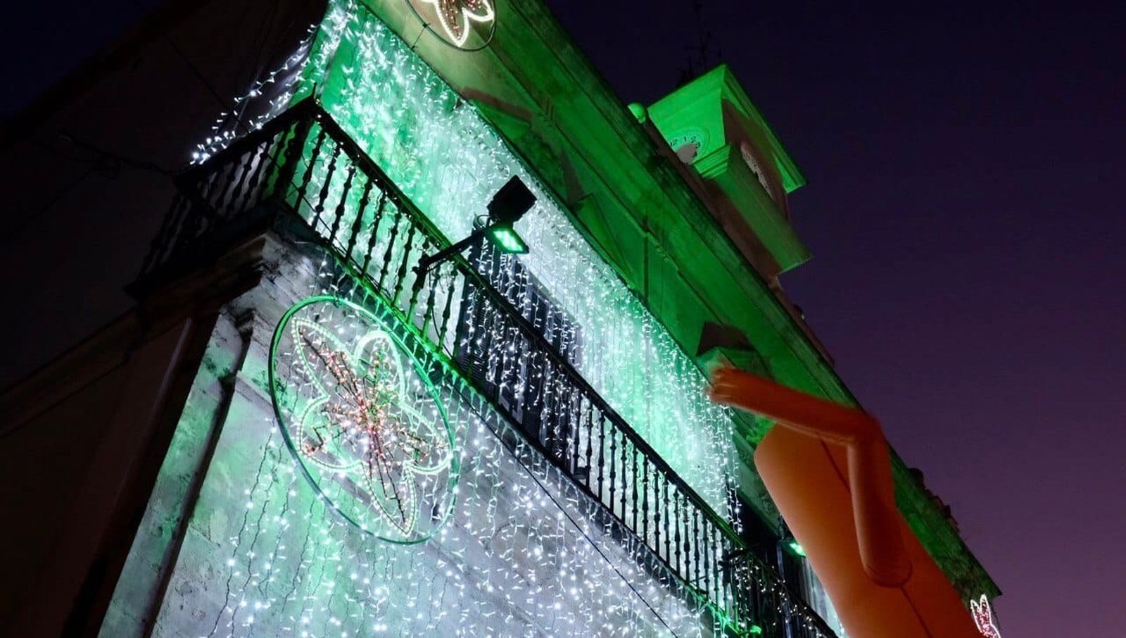 La fachada de la Biblioteca Municipal de Sanlúcar, en el centro de la ciudad, con iluminación navideña.
