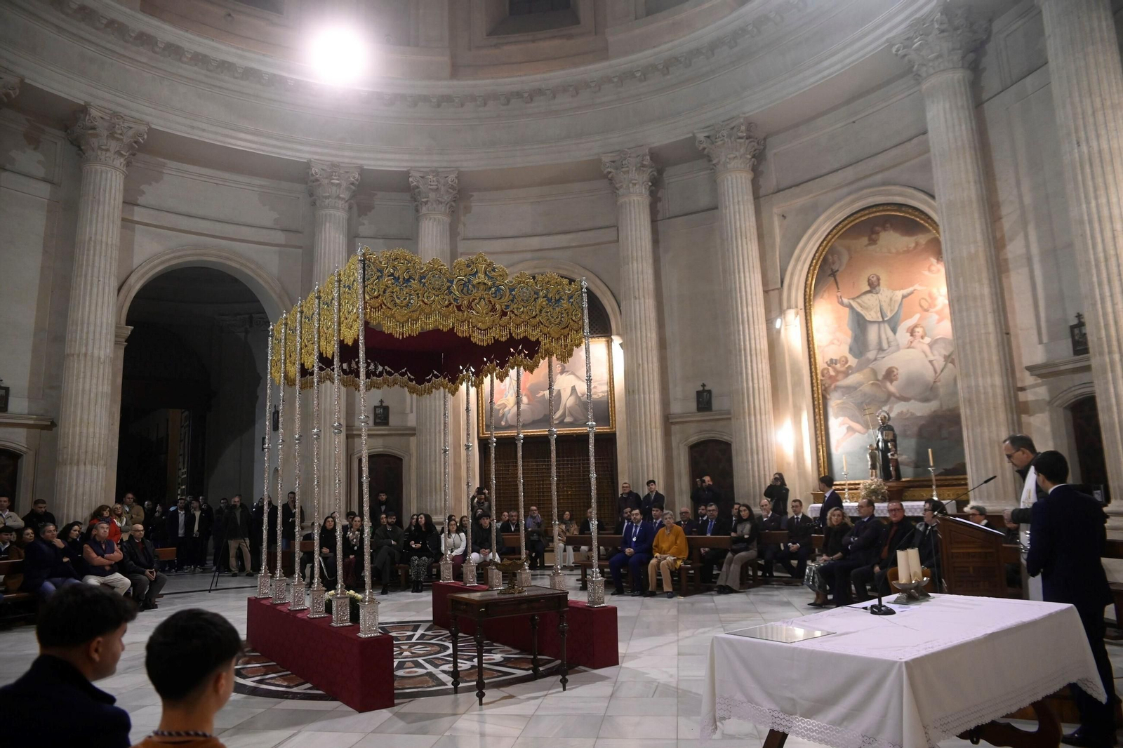 Las mejores fotos de la presentación del nuevo palio de la Virgen de la Piedad de Córdoba