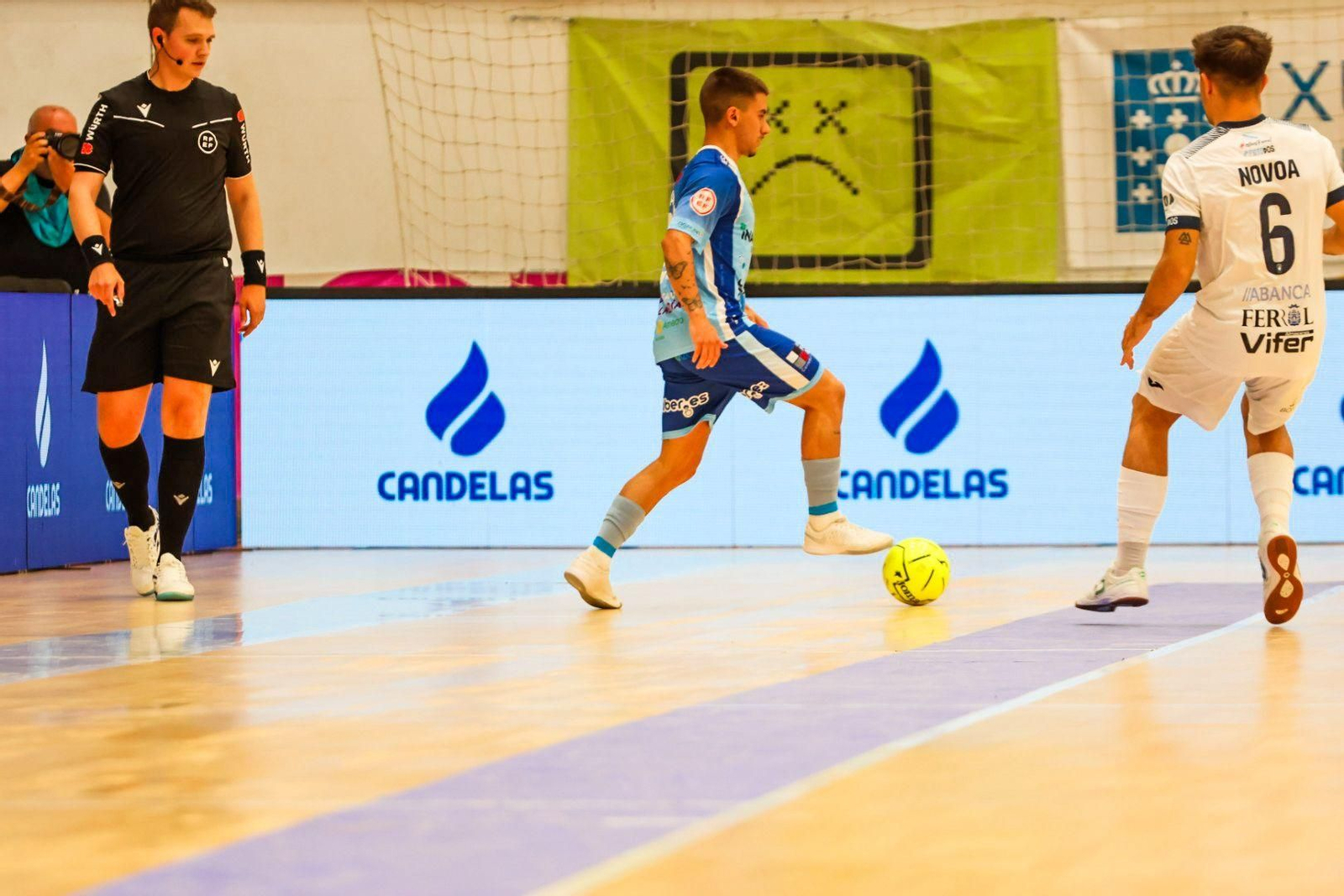 El celeste Isma Vacas pisa el balón ante la presión de Novoa durante una acción del encuentro frente a los gallegos.