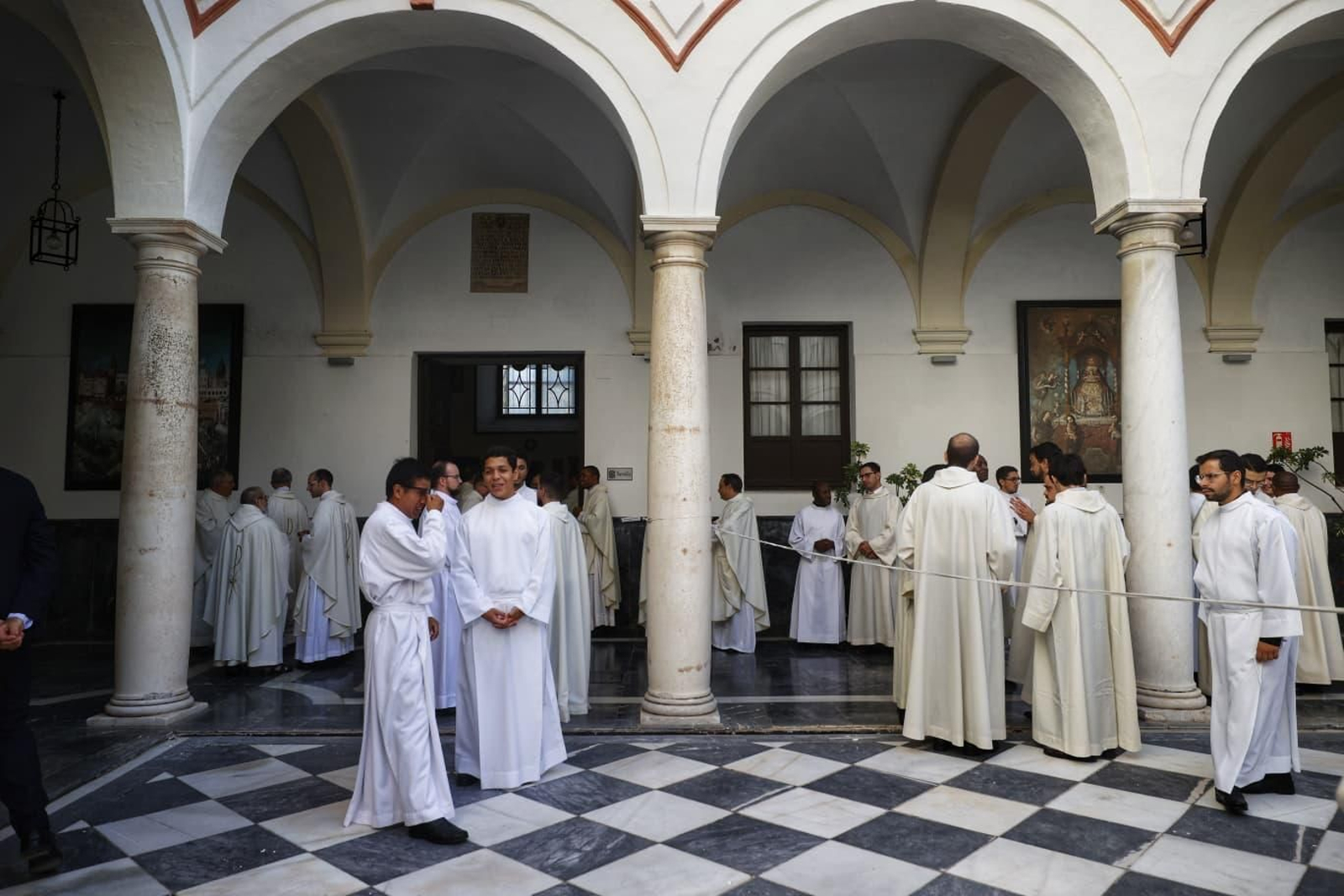 Sacerdotes y seminaristas en el claustro de Santo Domingo en la mañana del 7 de octubre.