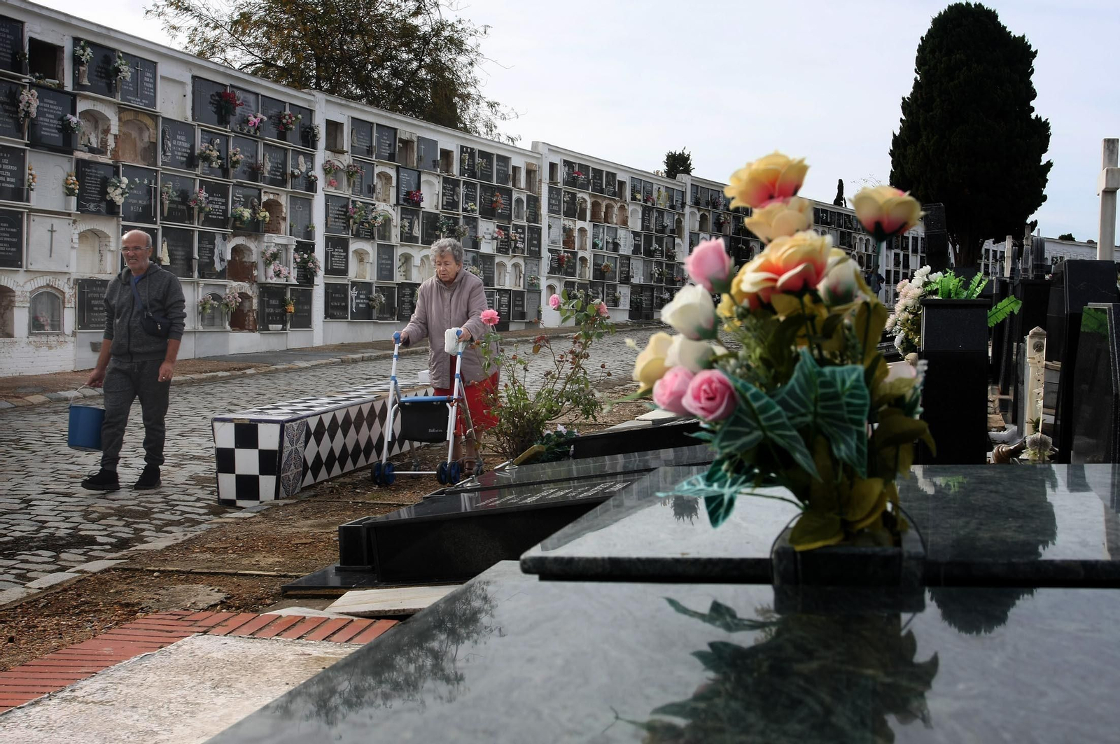 Imágenes del ambiente en el cementerio La Soledad, Huelva