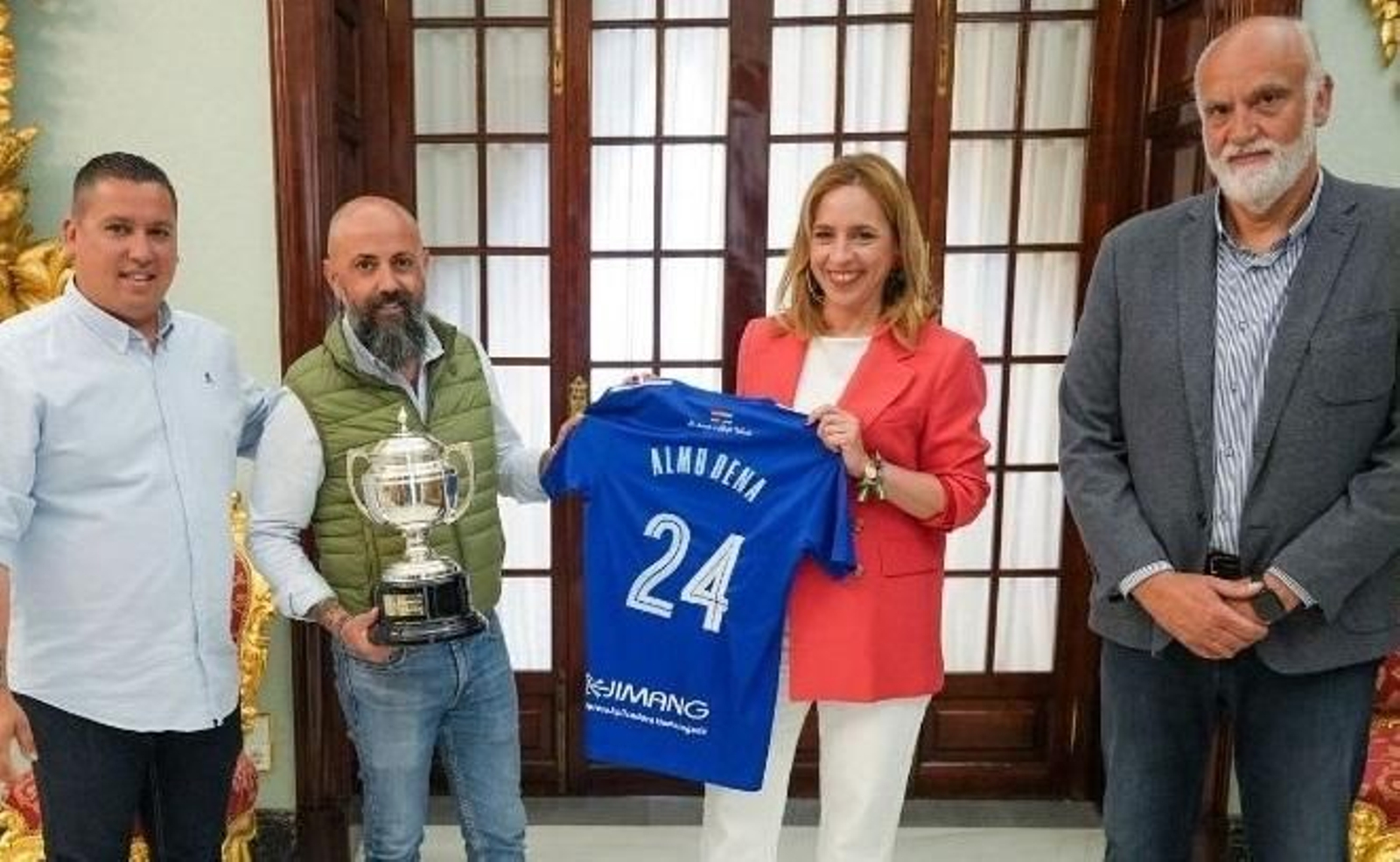 Almudena Martínez, con los dirigentes del Xerez CD.