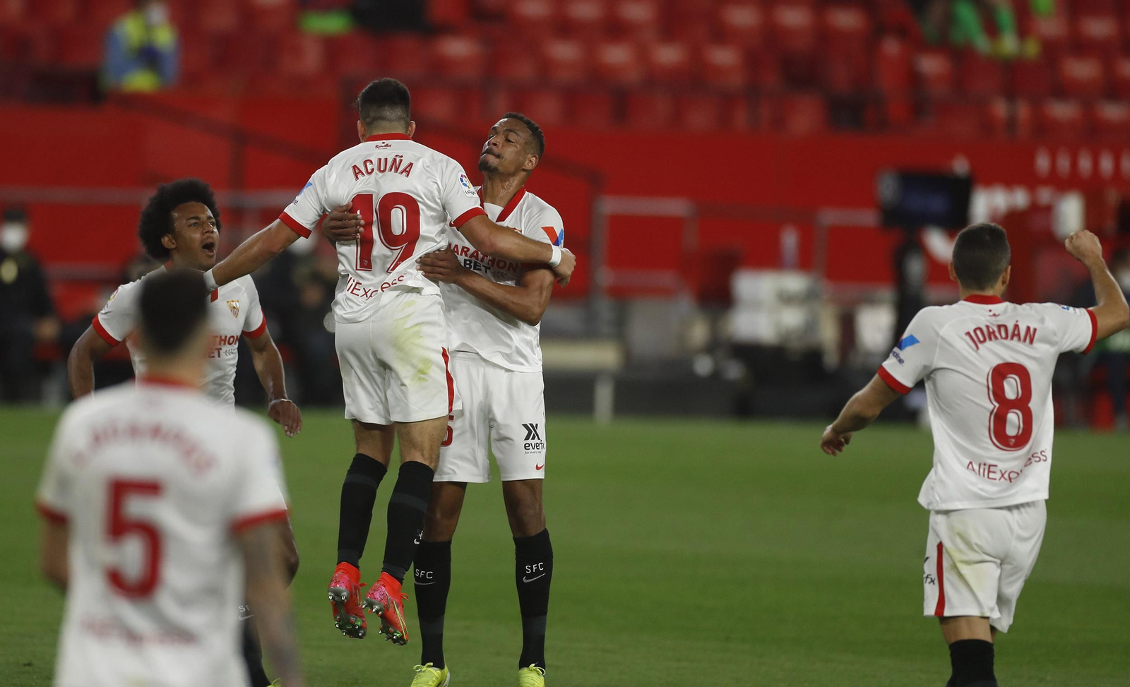 Fernando, Koundé y Joan Jordán acuden a felicitar a Acuña tras el 1-0.
