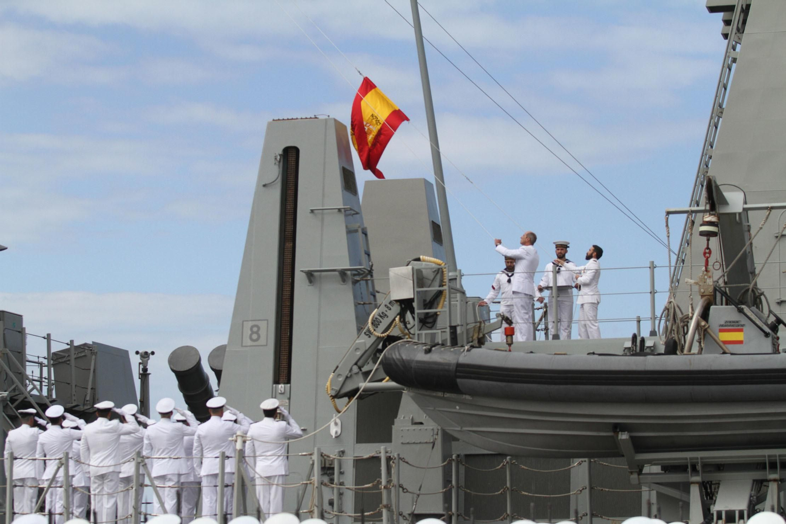Entrega de la bandera de combate a la fragata Cristobal Colón