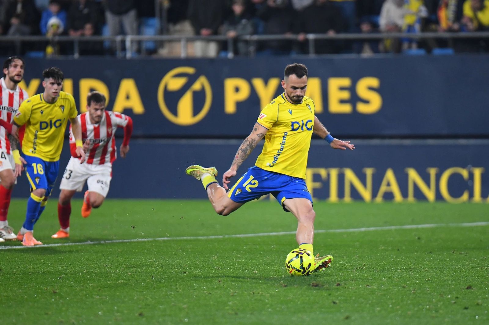 Iuri Tabatadze se dispone a lanzar un penalti con el Cádiz.