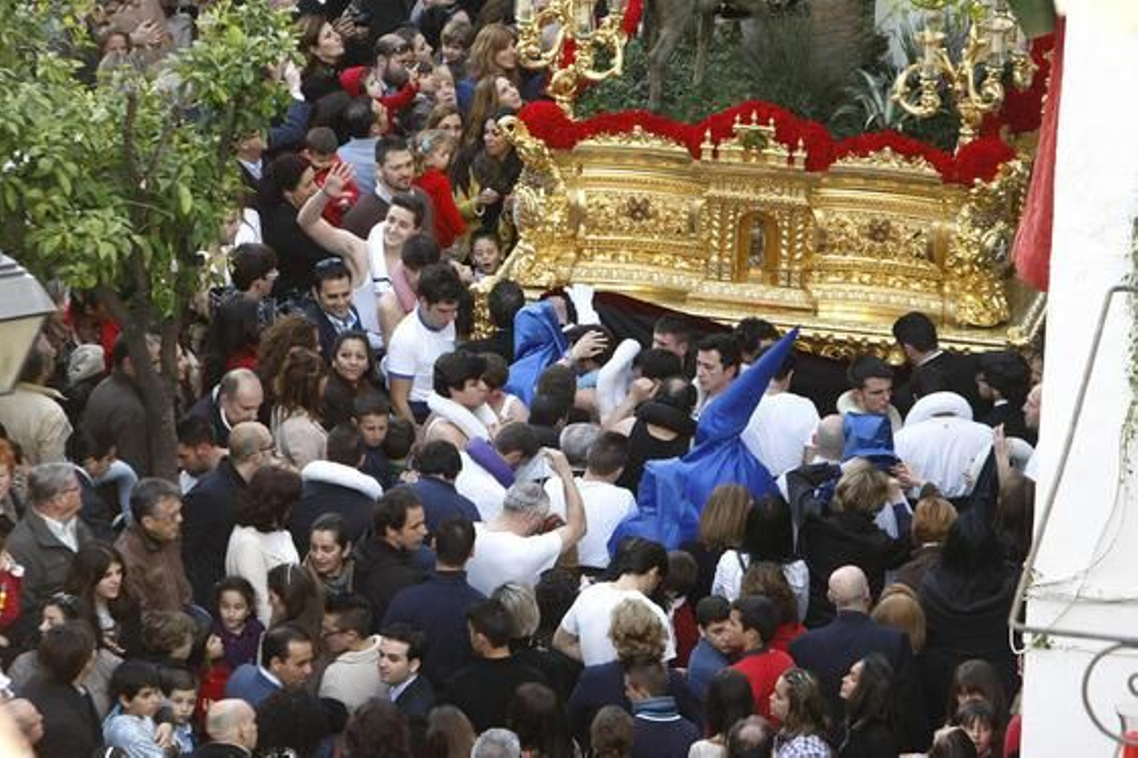 Costaleros entran y salen de las andas en el primer relevo de la jornada en el misterio de la Entrada Triunfal de Cristo Rey en Jerusalén.

Foto: Pascual