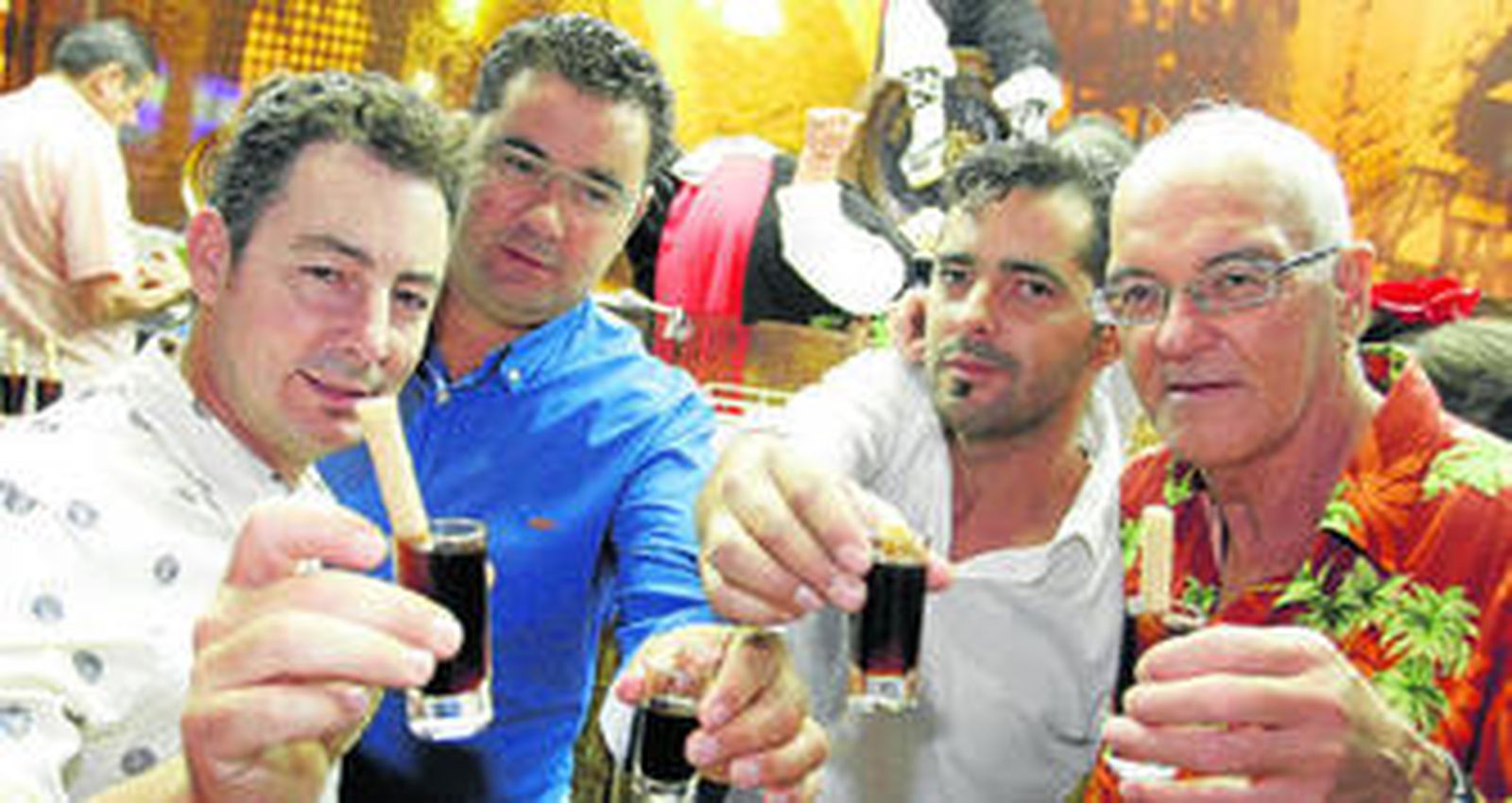 Carlos, Rafa, Manolo y Juan no quisieron cerrar esta gran semana sin tomarse uno de los vinos más famosos de todo el Recinto Ferial.