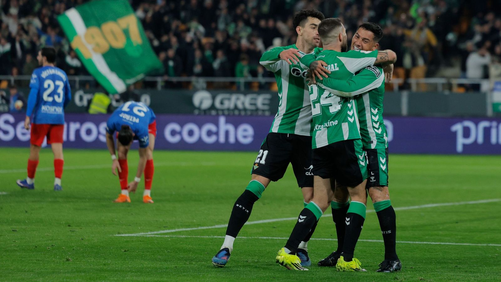 Marc Roca, Ruibal y Chimy Ávila celebran el segundo gol del argentino contra el Elche.
