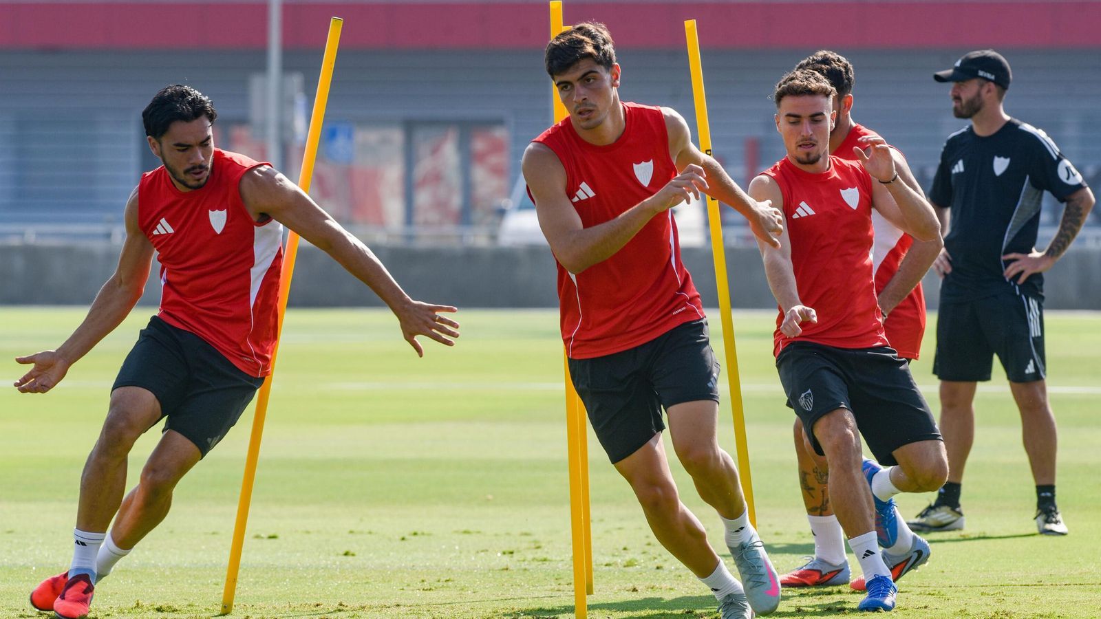 Suazo y Juanlu, junto a Pedrosa en un ejercicio con picas.
