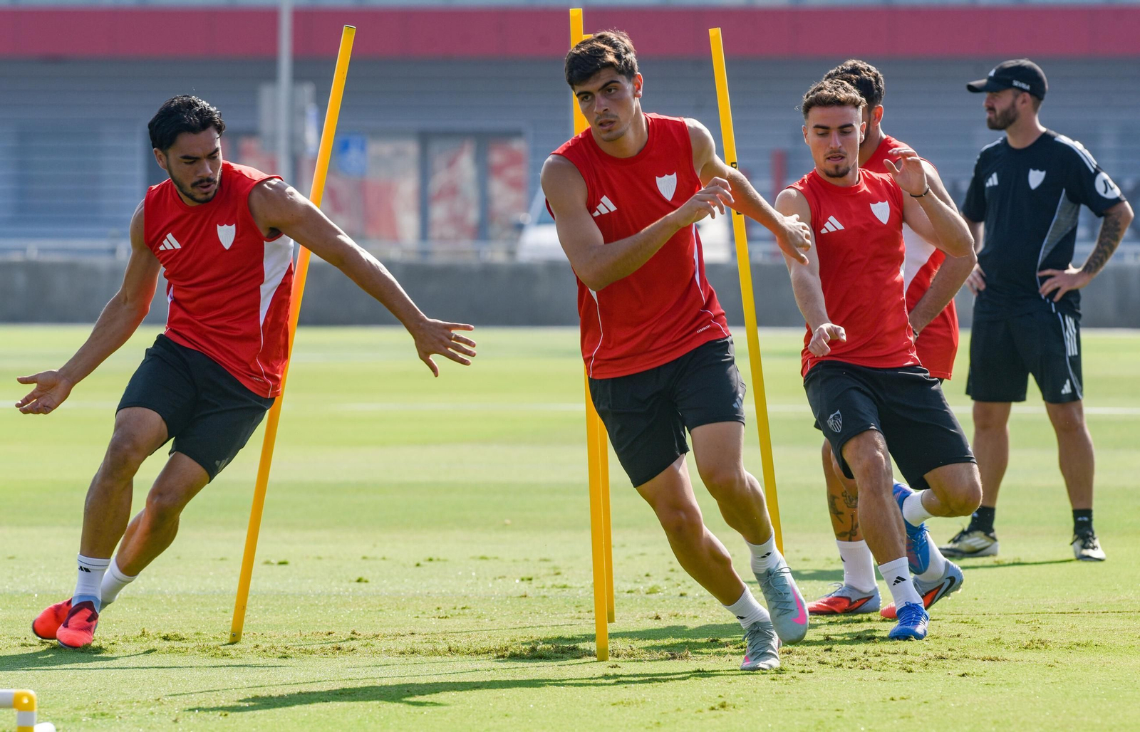 Suazo y Juanlu, junto a Pedrosa en un ejercicio con picas.