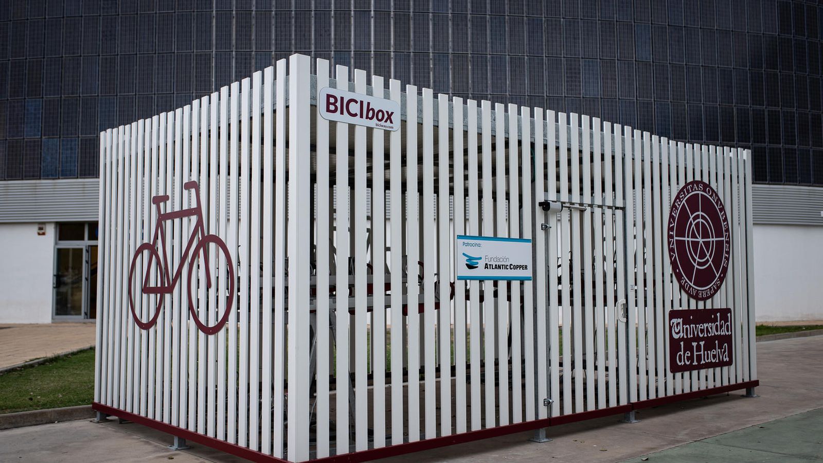 Uno de los dos aparcamientos protegidos para bicicletas del Campus del Carmen.