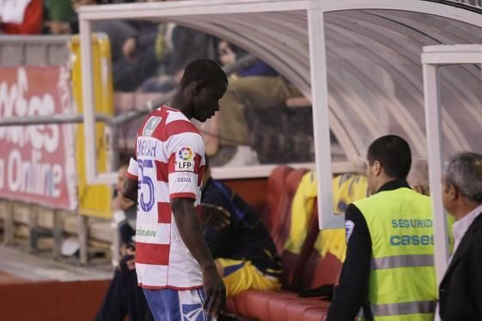 Mensah se retira expulsado. / Miguel Rodríguez