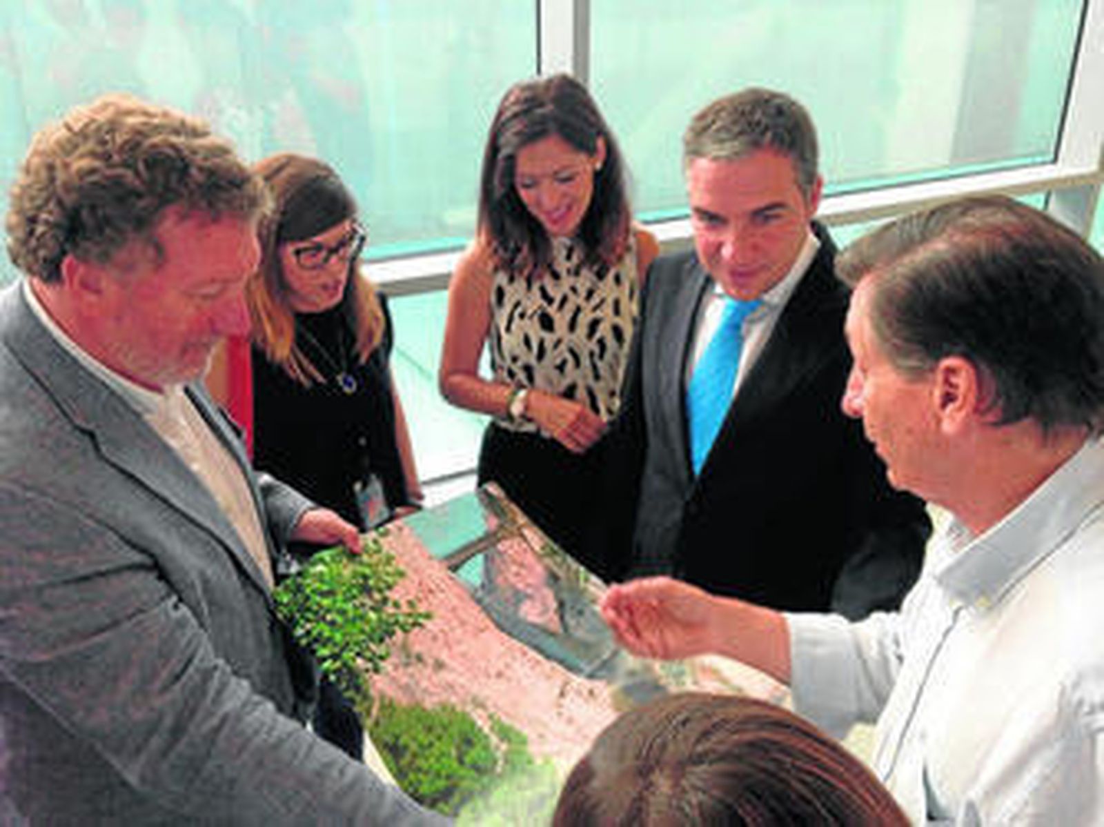 Los arquitectos, junto a Elías Bendodo y Marina Bravo, muestran la cascada que se recuperará y la ubicación del túnel.