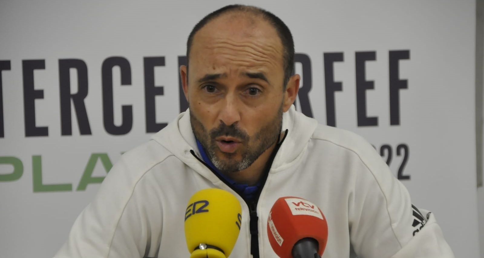 Dimas Carrasco atiende a los medios tras la victoria ante el Xerez CD.