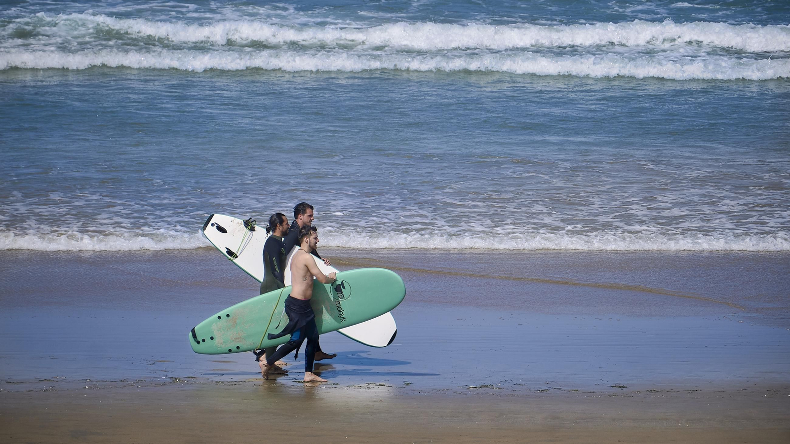Surfistas en una playa de Cádiz