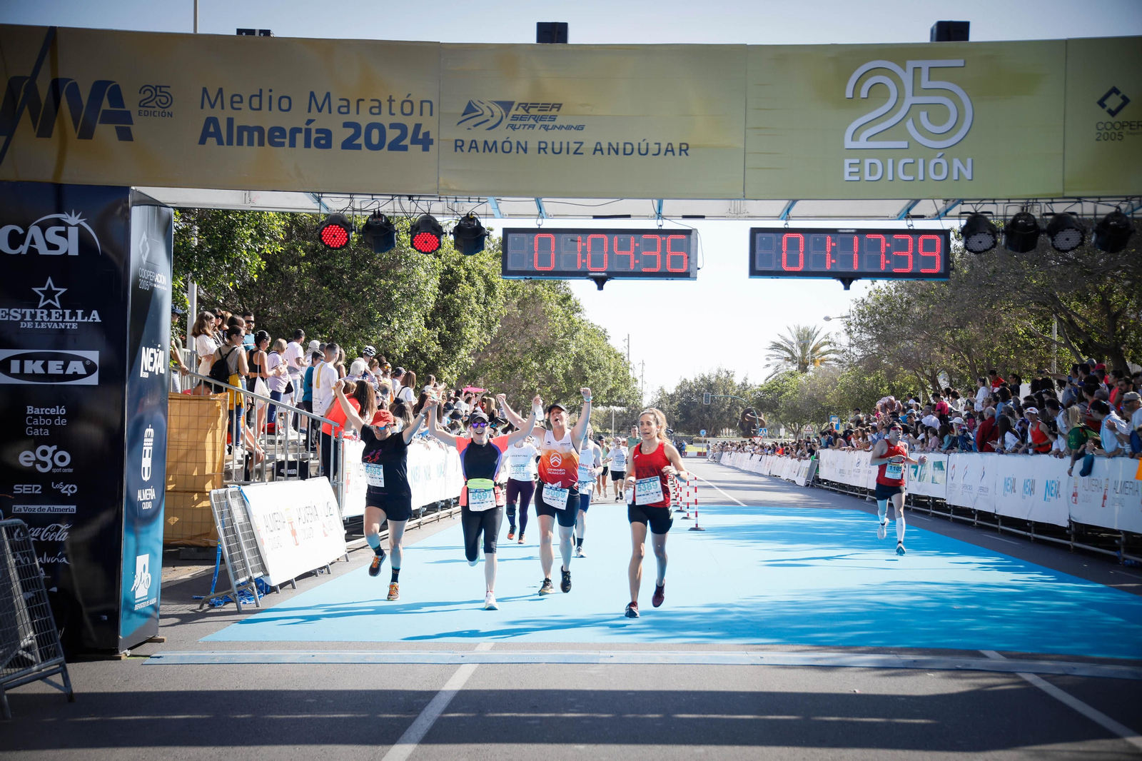 Imágenes de la llegada de la Media maratón Ciudad de Almería