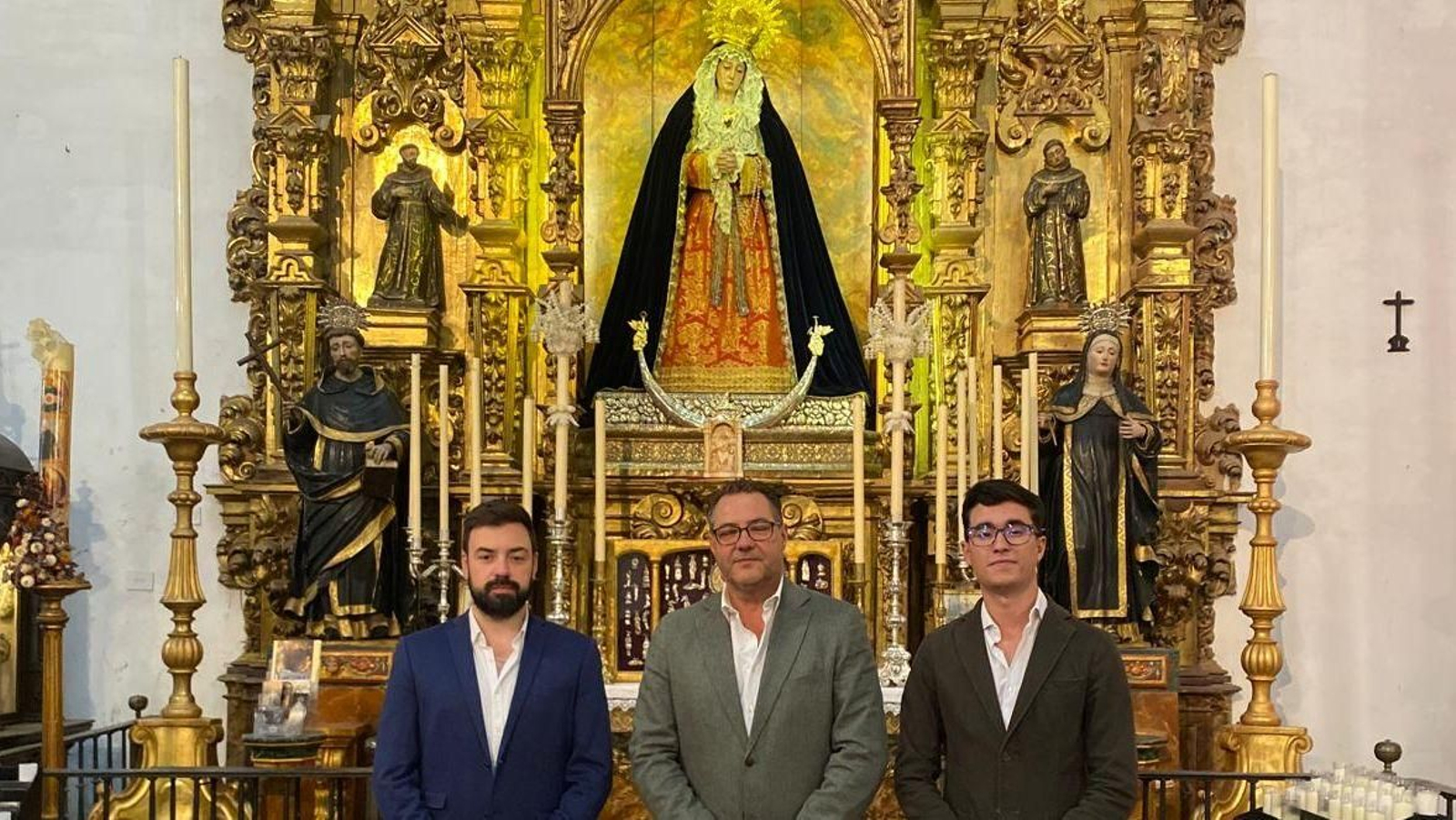 Los representantes de ambas instituciones, frente al altar.