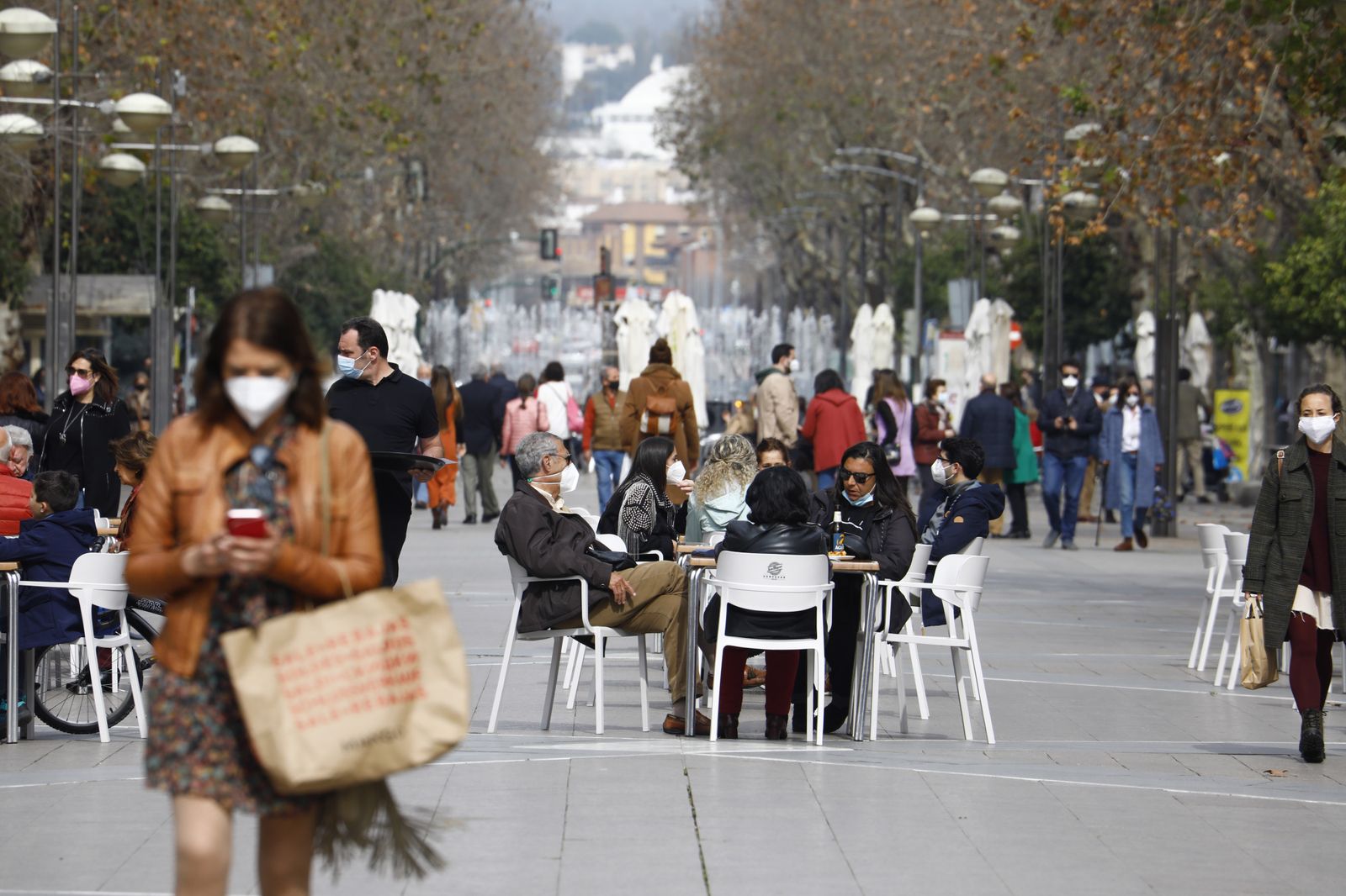El buen tiempo llena las calles y terrazas en el primer día del Puente de Andalucía en Córdoba